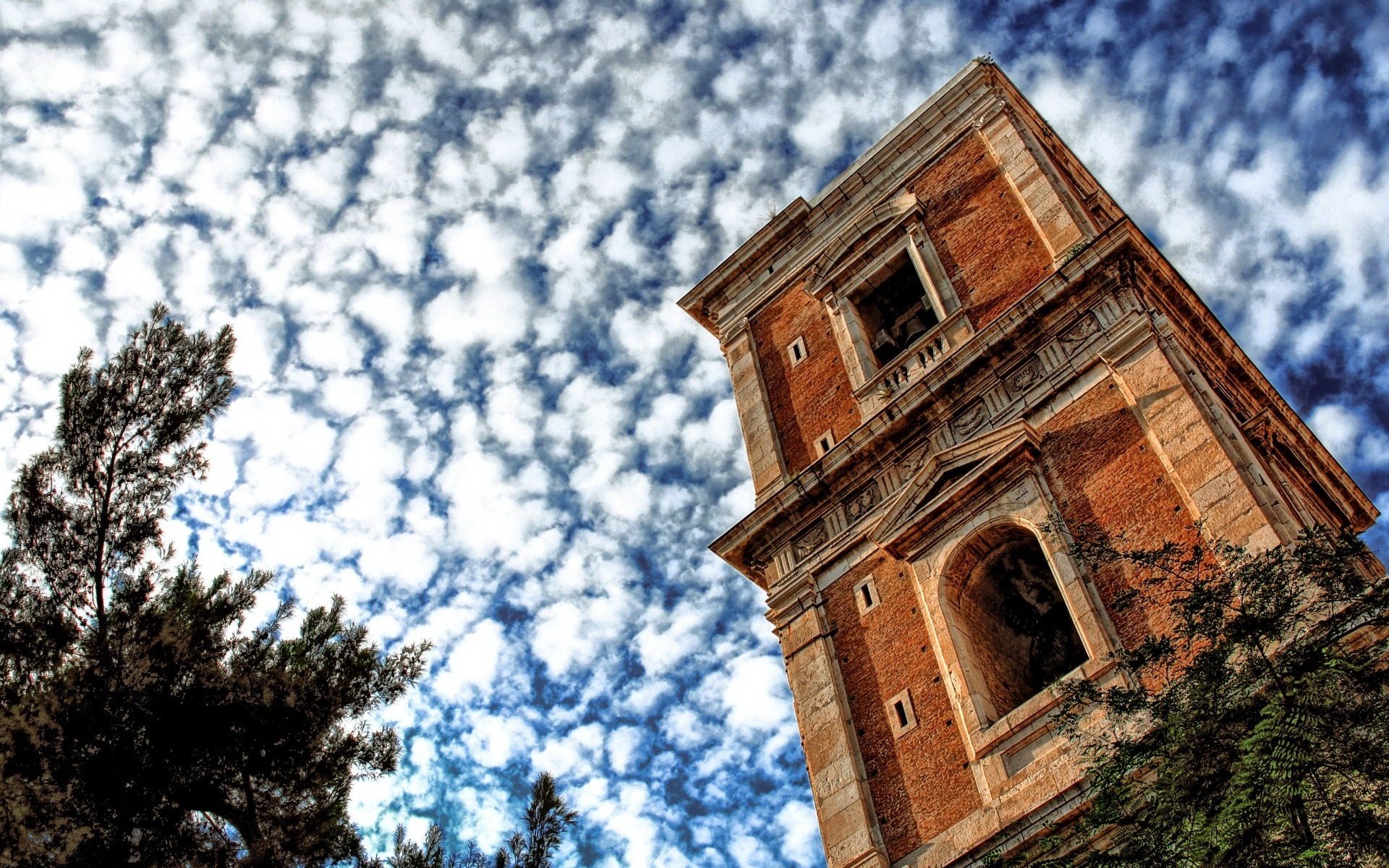 Обои небо, облака, башня, the sky, clouds, tower разрешение 1920x1440 Загрузить