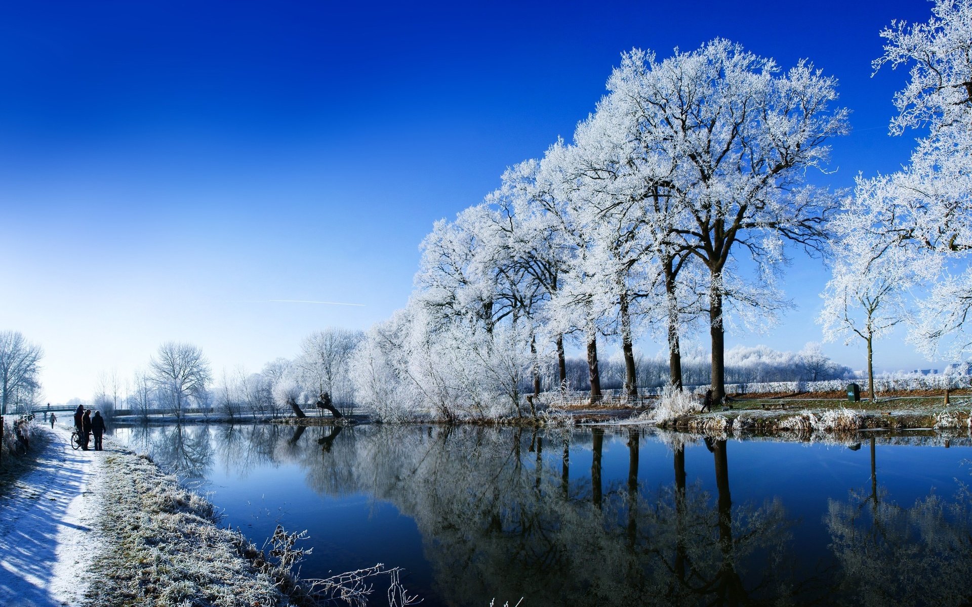 Обои небо, иней, деревья, река, снег, природа, зима, отражение, люди, the sky, frost, trees, river, snow, nature, winter, reflection, people разрешение 2560x1600 Загрузить