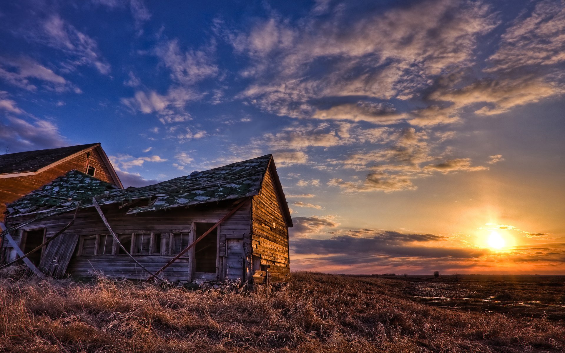 Обои небо, солнце, пейзаж, поле, дом, взляд, the sky, the sun, landscape, field, house, view разрешение 2560x1600 Загрузить