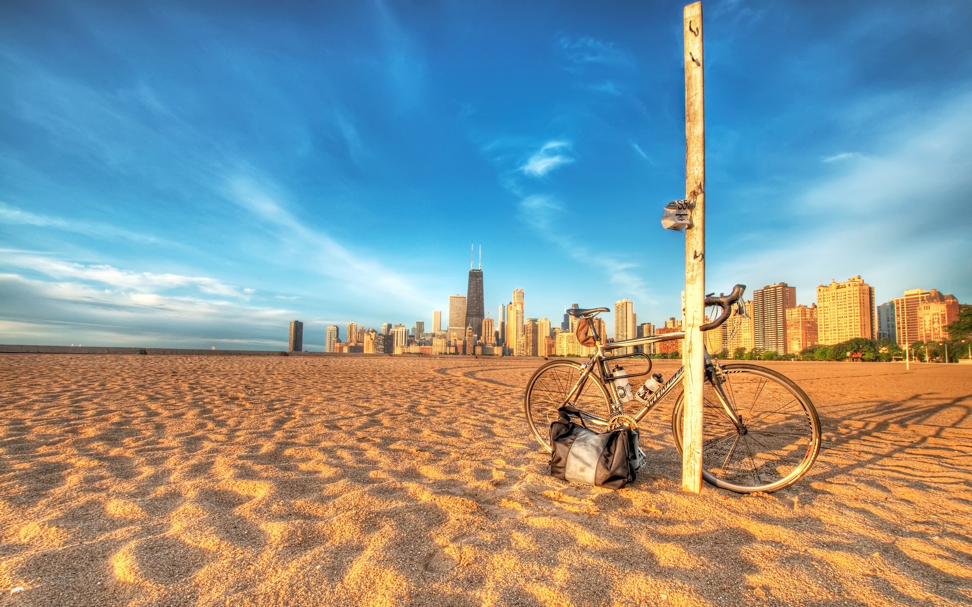 Обои фото, песок, пляж, города, столб, велосипед, photo, sand, beach, city, post, bike разрешение 2560x1600 Загрузить