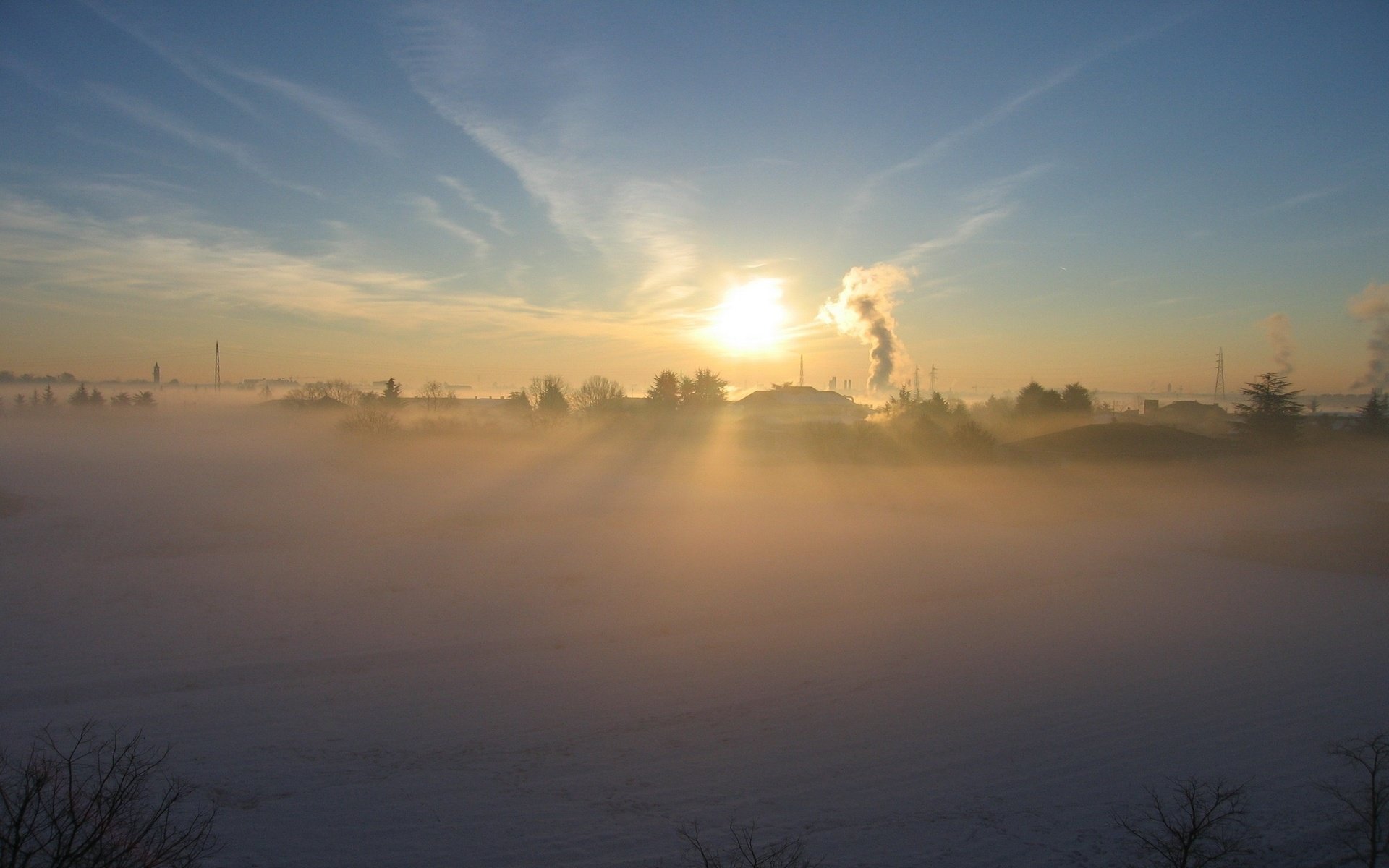 Обои солнце, снег, зима, туман, деревня, дым, the sun, snow, winter, fog, village, smoke разрешение 2560x1600 Загрузить