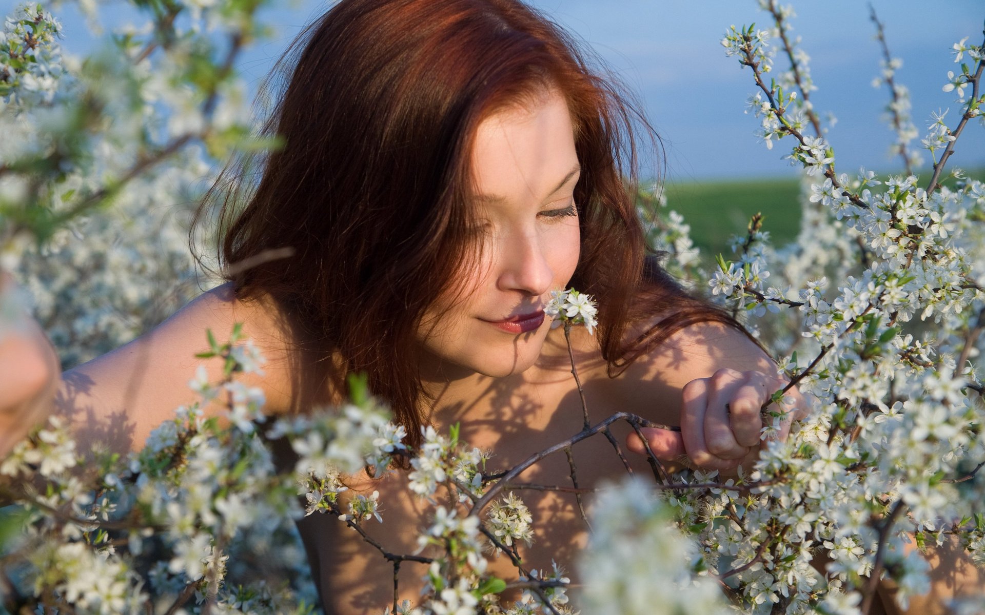 Обои цветы, девушка, ветки, волосы, flowers, girl, branches, hair разрешение 3889x2912 Загрузить