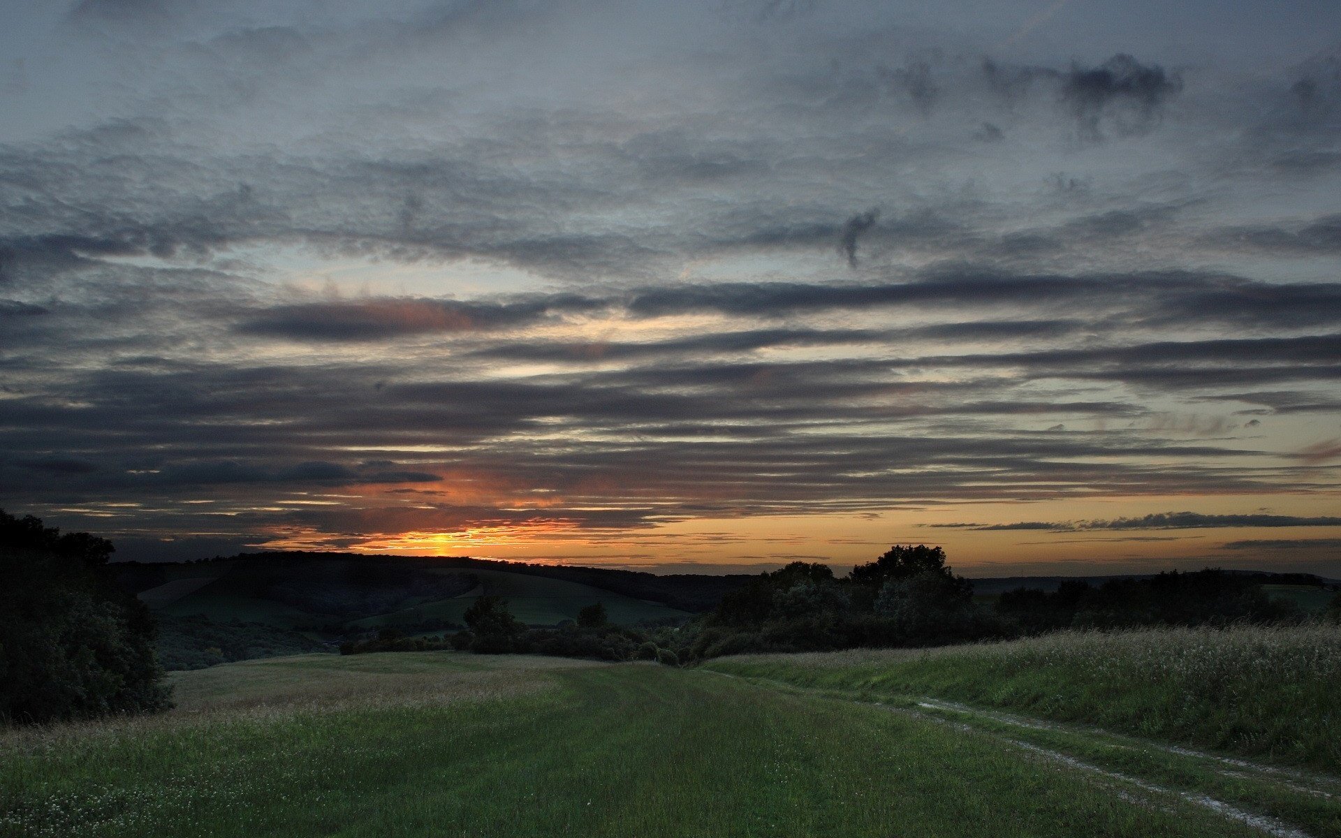 Обои дорога, трава, облака, холмы, закат, road, grass, clouds, hills, sunset разрешение 1920x1440 Загрузить