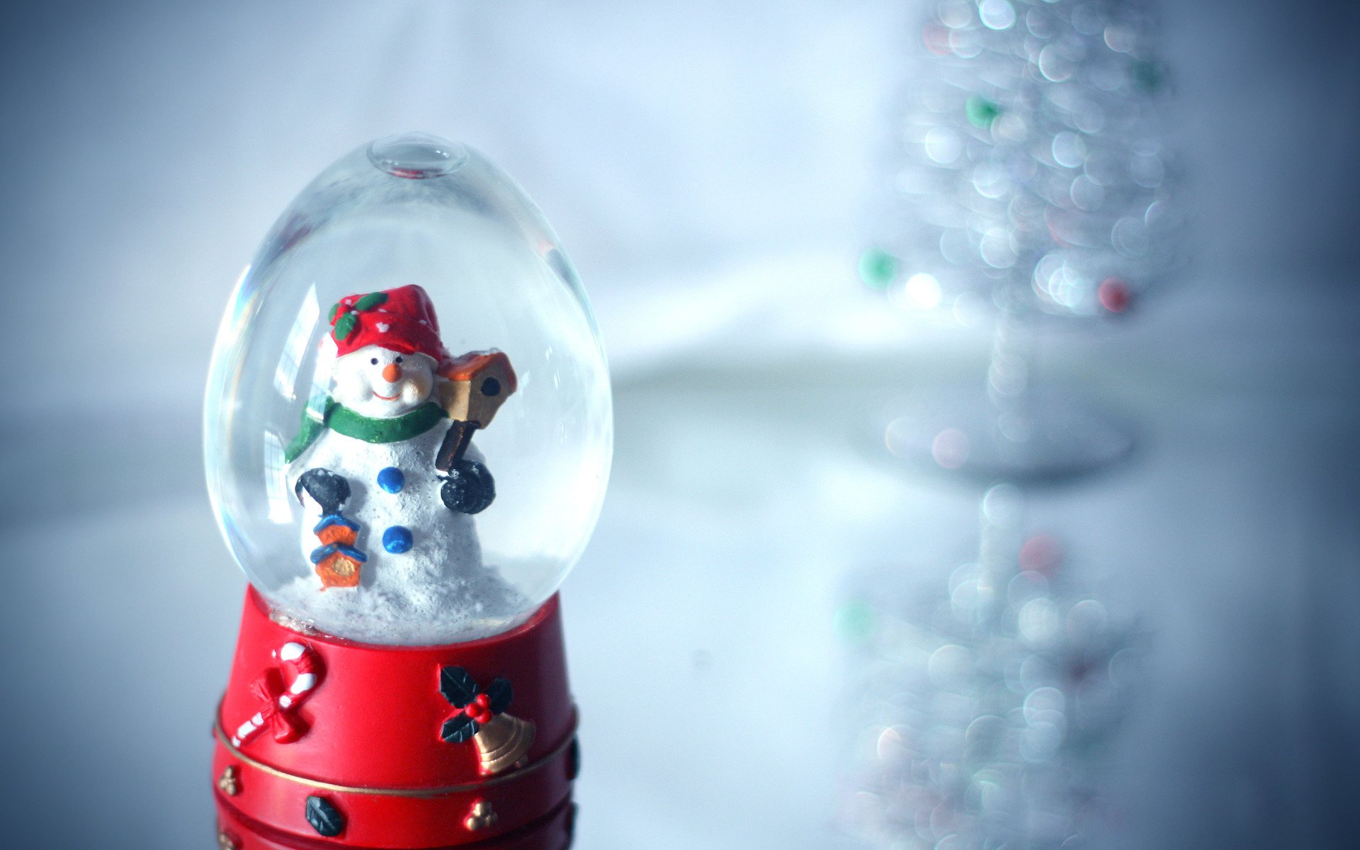 Обои новый год, снеговик, стеклянный шар, сувенир, new year, snowman, glass globe, souvenir разрешение 1920x1280 Загрузить