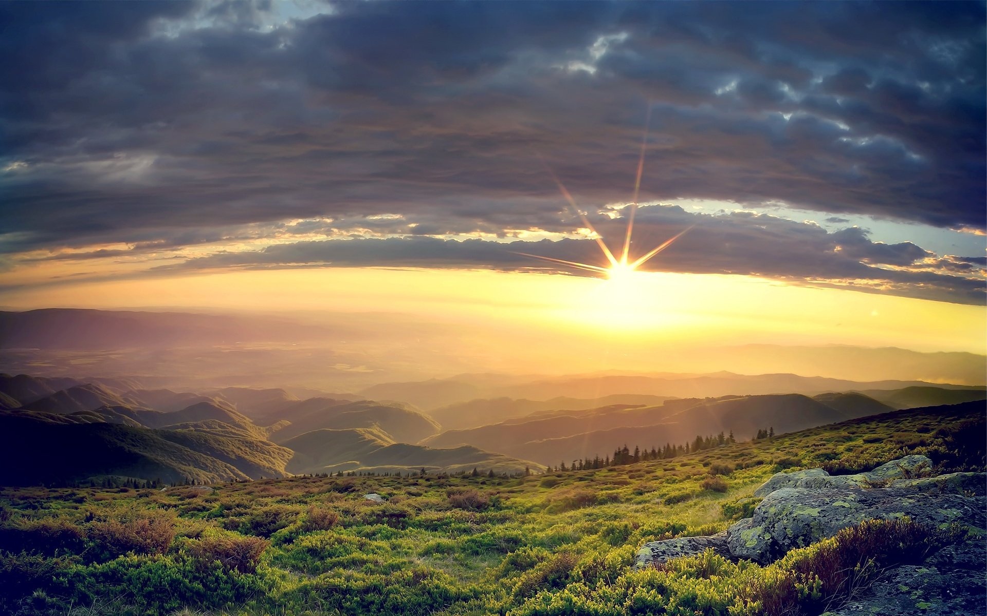 Обои трава, горы, солнце, холмы, камни, закат, тучи, пейзаж, grass, mountains, the sun, hills, stones, sunset, clouds, landscape разрешение 2560x1600 Загрузить