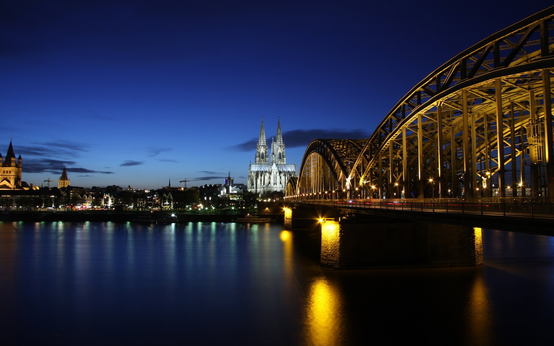 Обои вечер, мост, архитектура, здания, германия, освещение, кельн, the evening, bridge, architecture, building, germany, lighting, cologne разрешение 2560x1600 Загрузить