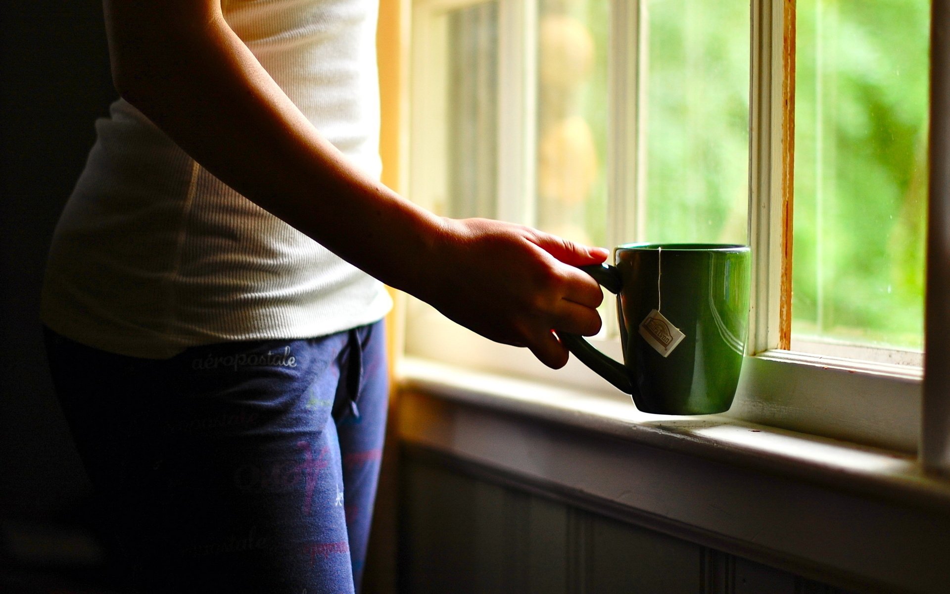 Обои рука, девушка, настроение, утро, окно, чашка чая, hand, girl, mood, morning, window, cup of tea разрешение 2560x1600 Загрузить