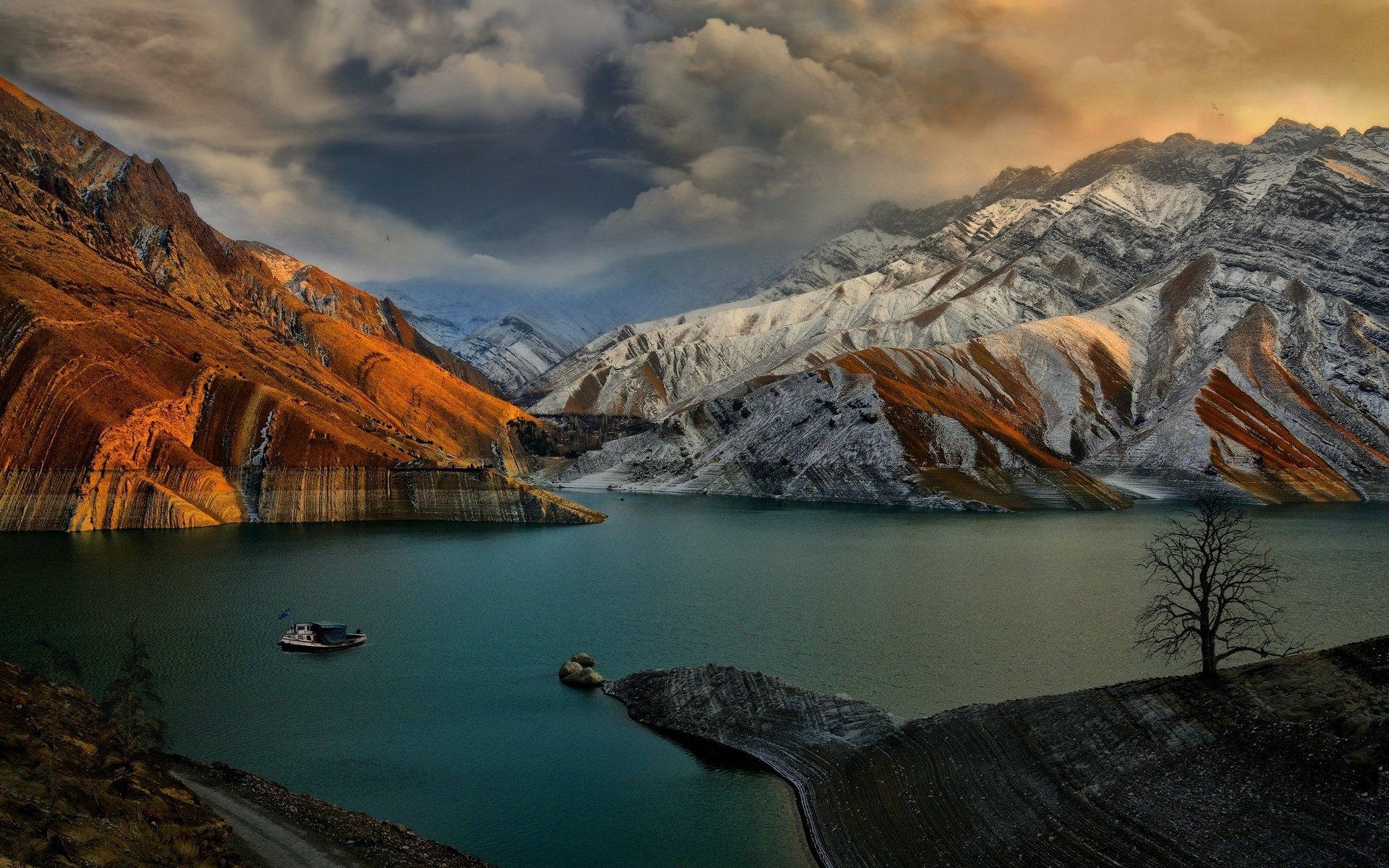 Обои небо, облака, озеро, горы, природа, иран, the sky, clouds, lake, mountains, nature, iran разрешение 2560x1600 Загрузить