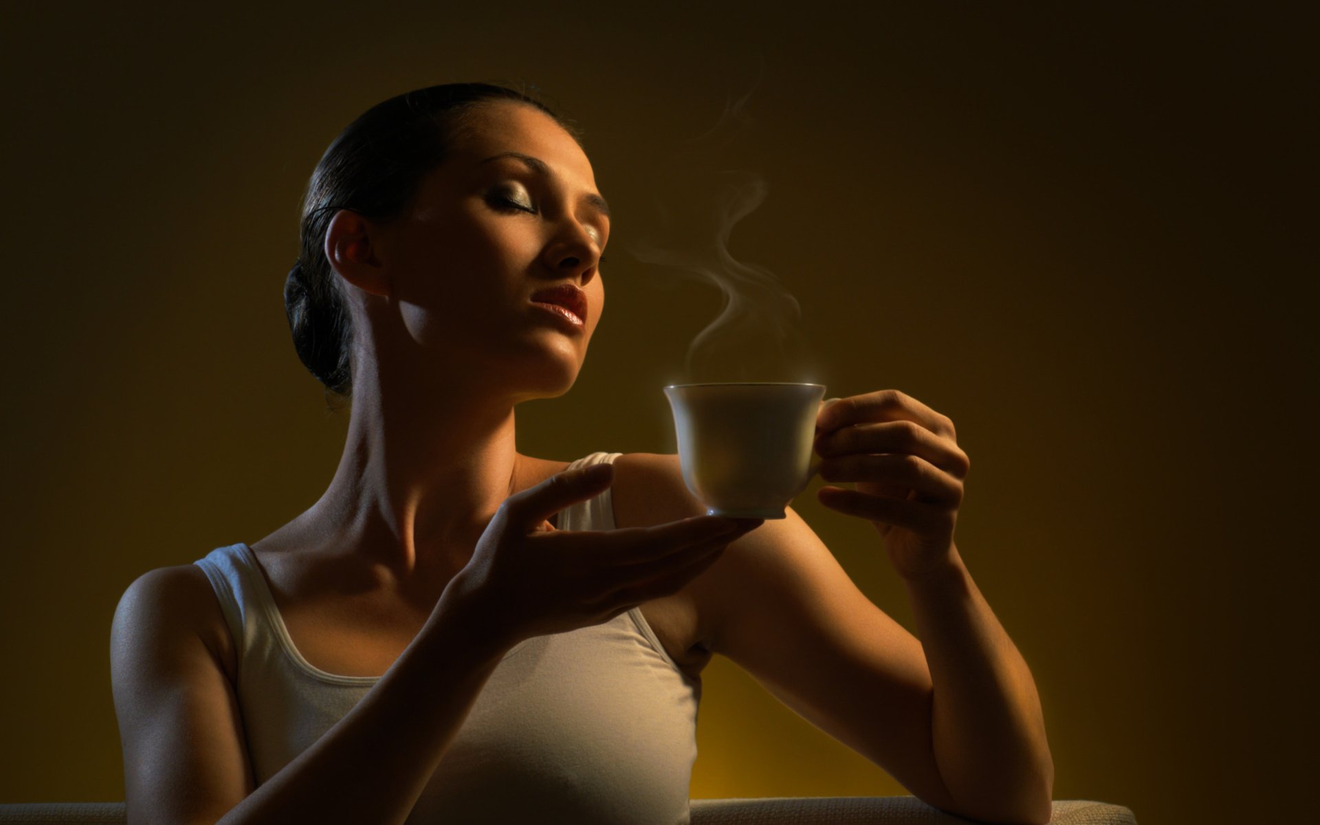 Обои девушка, брюнетка, кофе, чашка, прическа, майка, дымок, girl, brunette, coffee, cup, hairstyle, mike, smoke разрешение 2560x1600 Загрузить