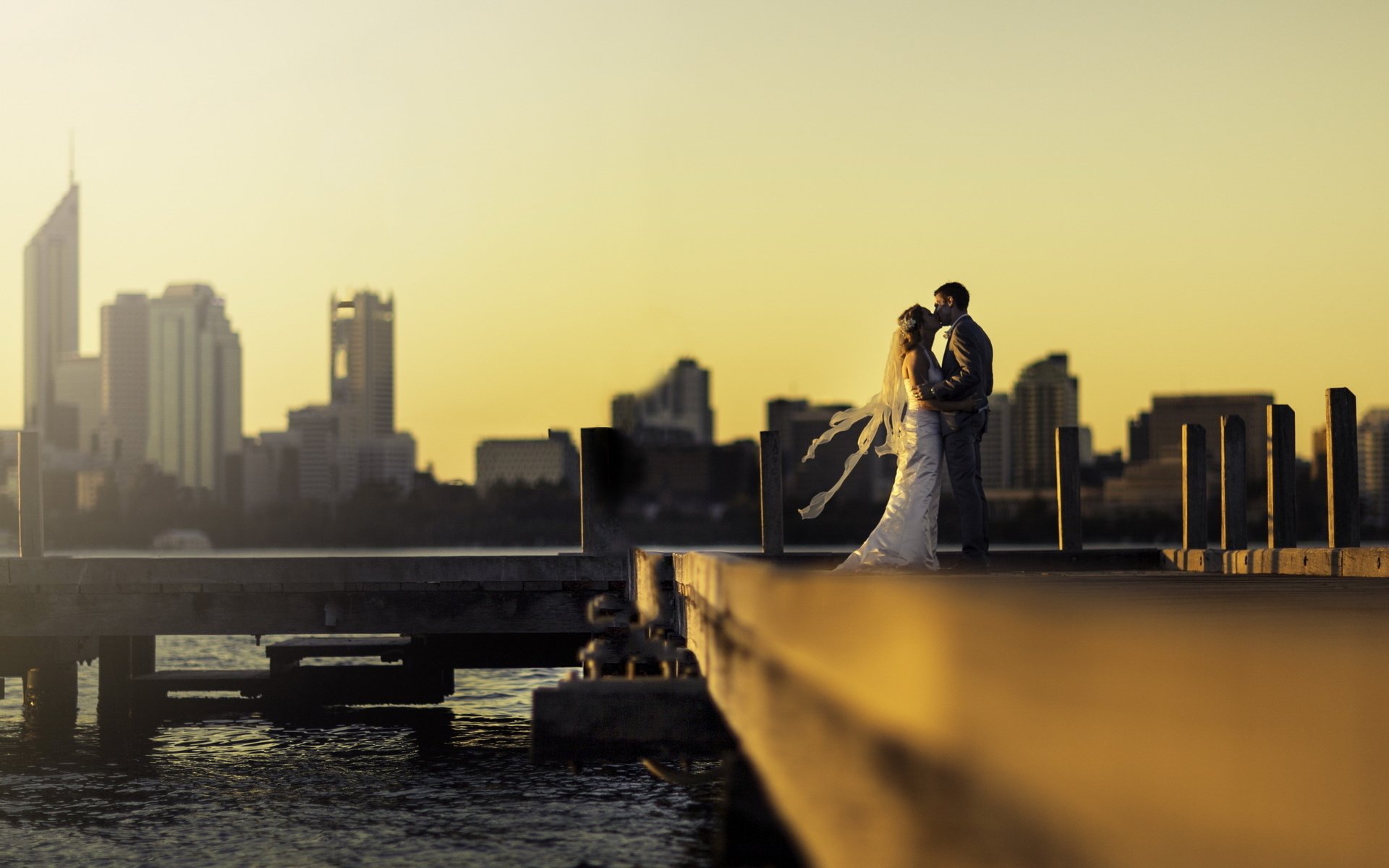 Обои город, причал, небоскребы, залив, жених, невеста, the city, pier, skyscrapers, bay, the groom, the bride разрешение 2560x1600 Загрузить