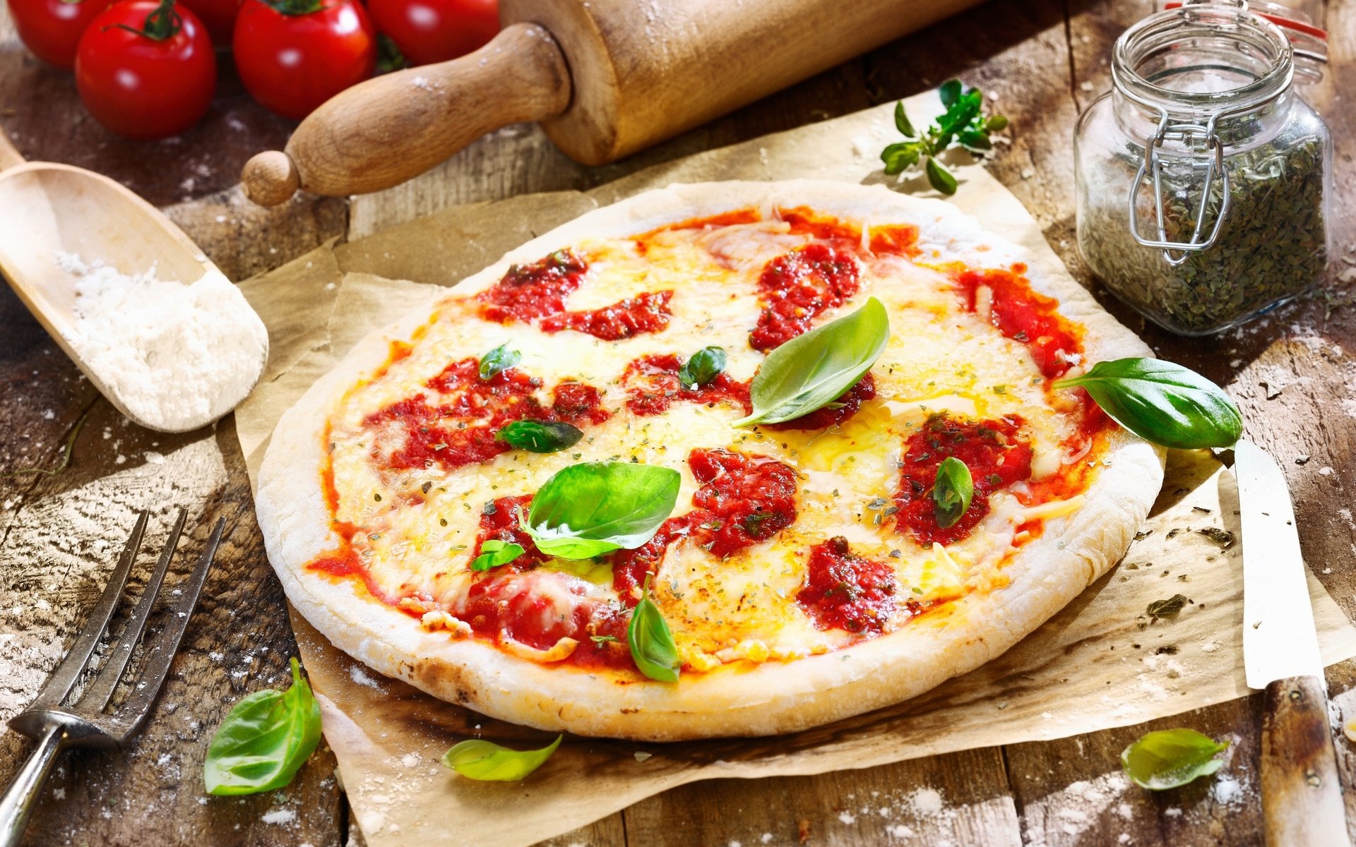 Обои сыр, нож, помидоры, пицца, специи, cheese, knife, tomatoes, pizza, spices разрешение 2560x1600 Загрузить