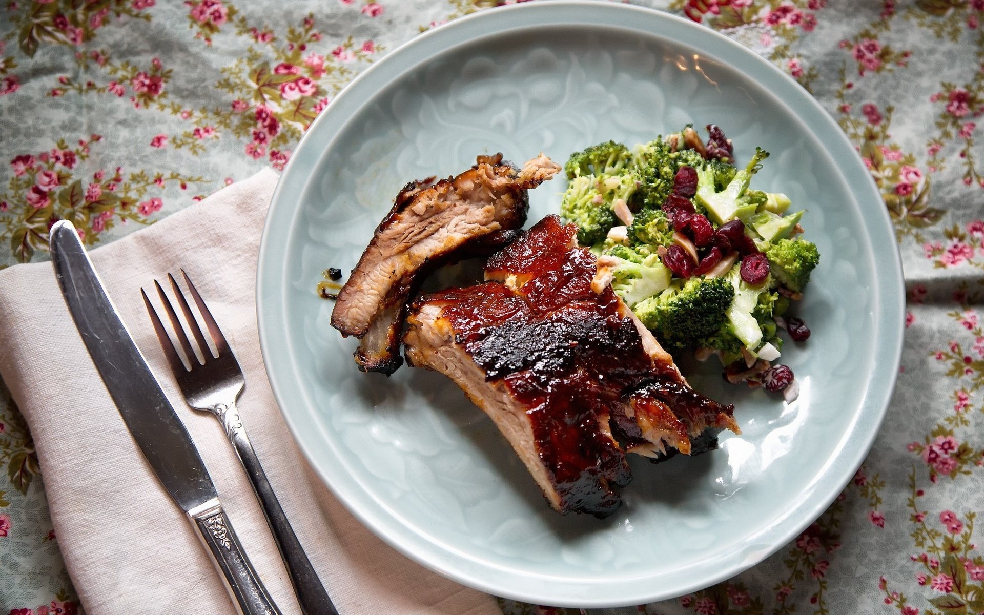 Обои мясо, брокколи, свиные ребрышки, соус барбекю, meat, broccoli, pork ribs, bbq sauce разрешение 2048x1365 Загрузить