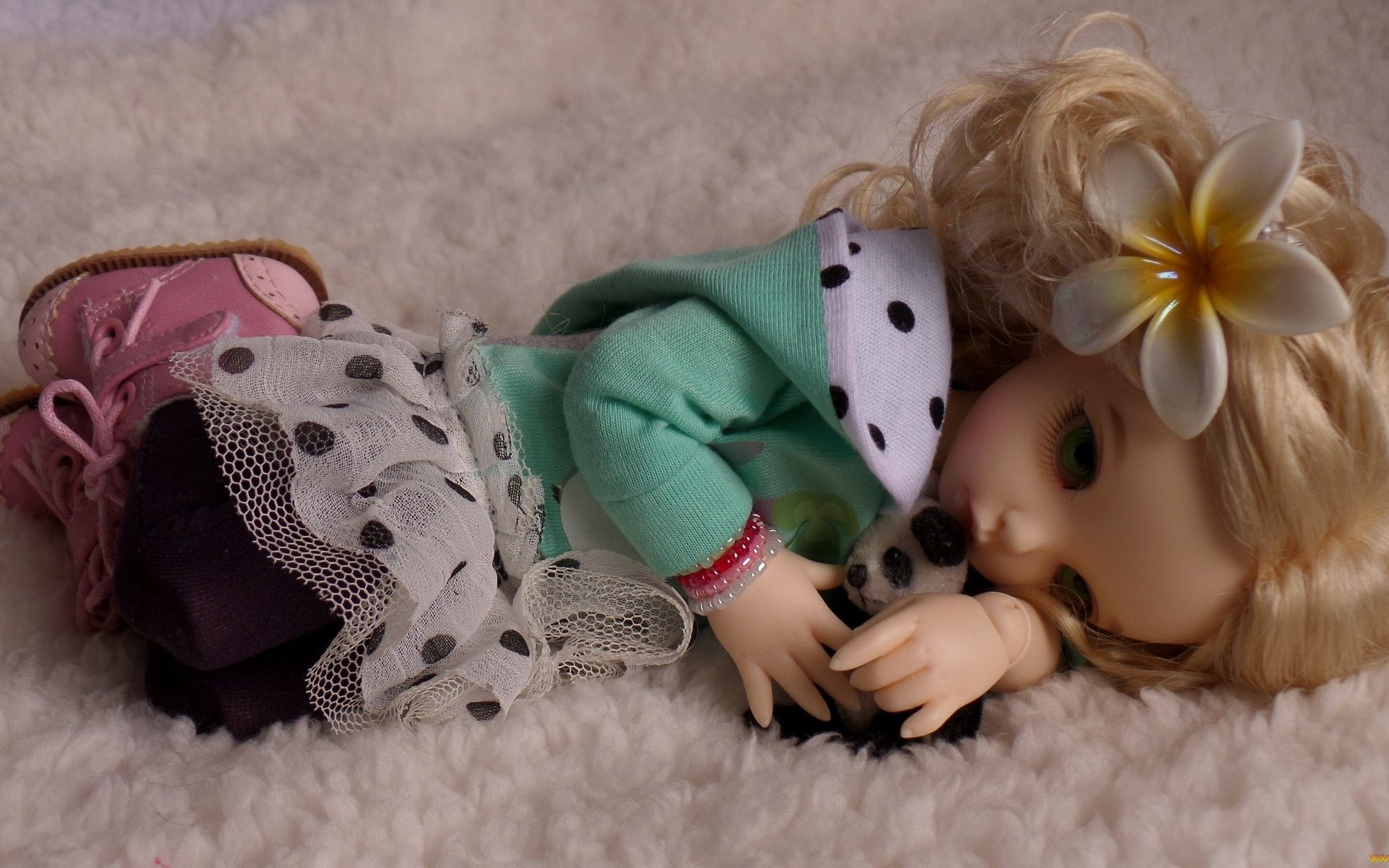 Кукла лежит