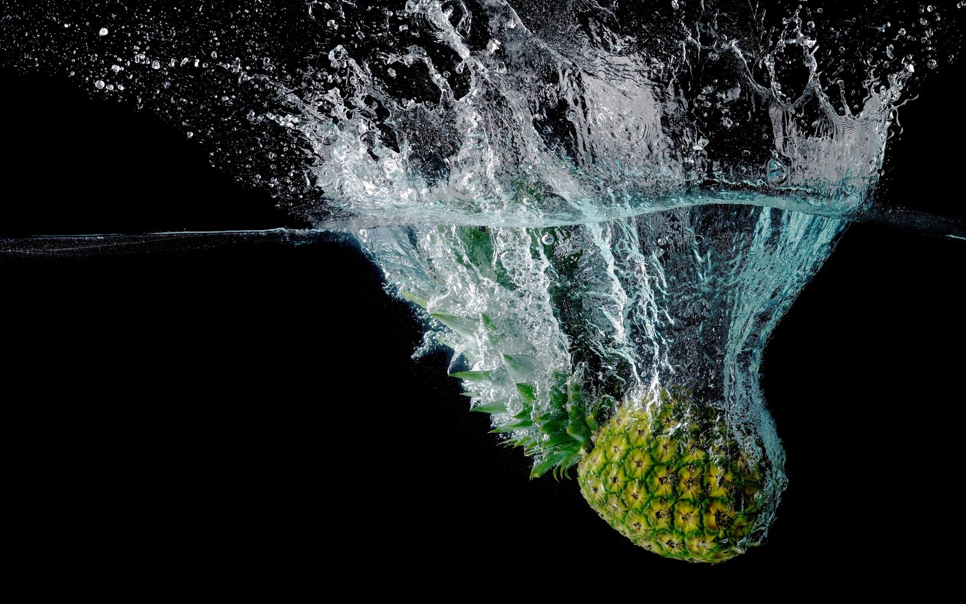 Обои вода, макро, брызги, черный фон, фрукт, ананас, water, macro, squirt, black background, fruit, pineapple разрешение 2560x1600 Загрузить