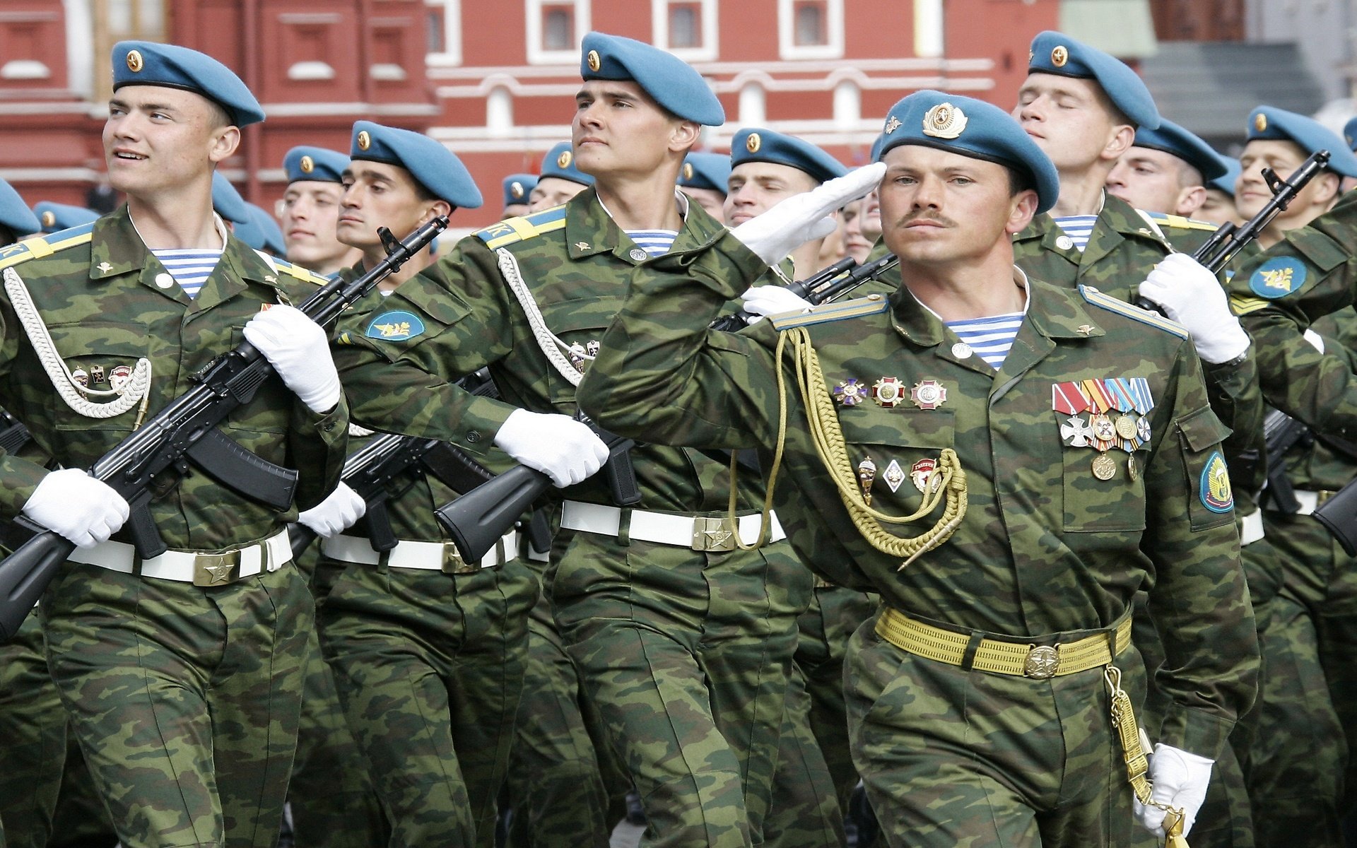 Обои россия, красная площадь, парад, вдв, день вдв, russia, red square, parade, airborne, day of airborne forces разрешение 2560x1440 Загрузить