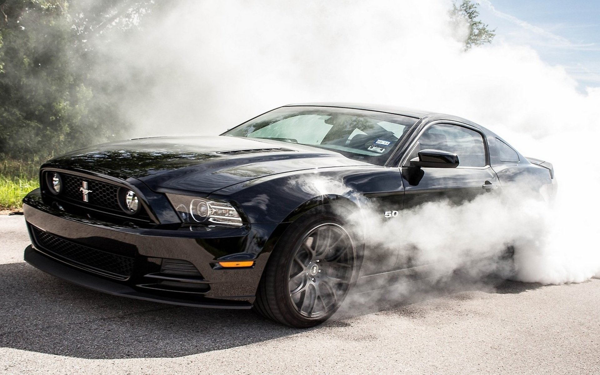 Обои форд мустанг в дыму, ford mustang smoke разрешение 2560x1440 Загрузить