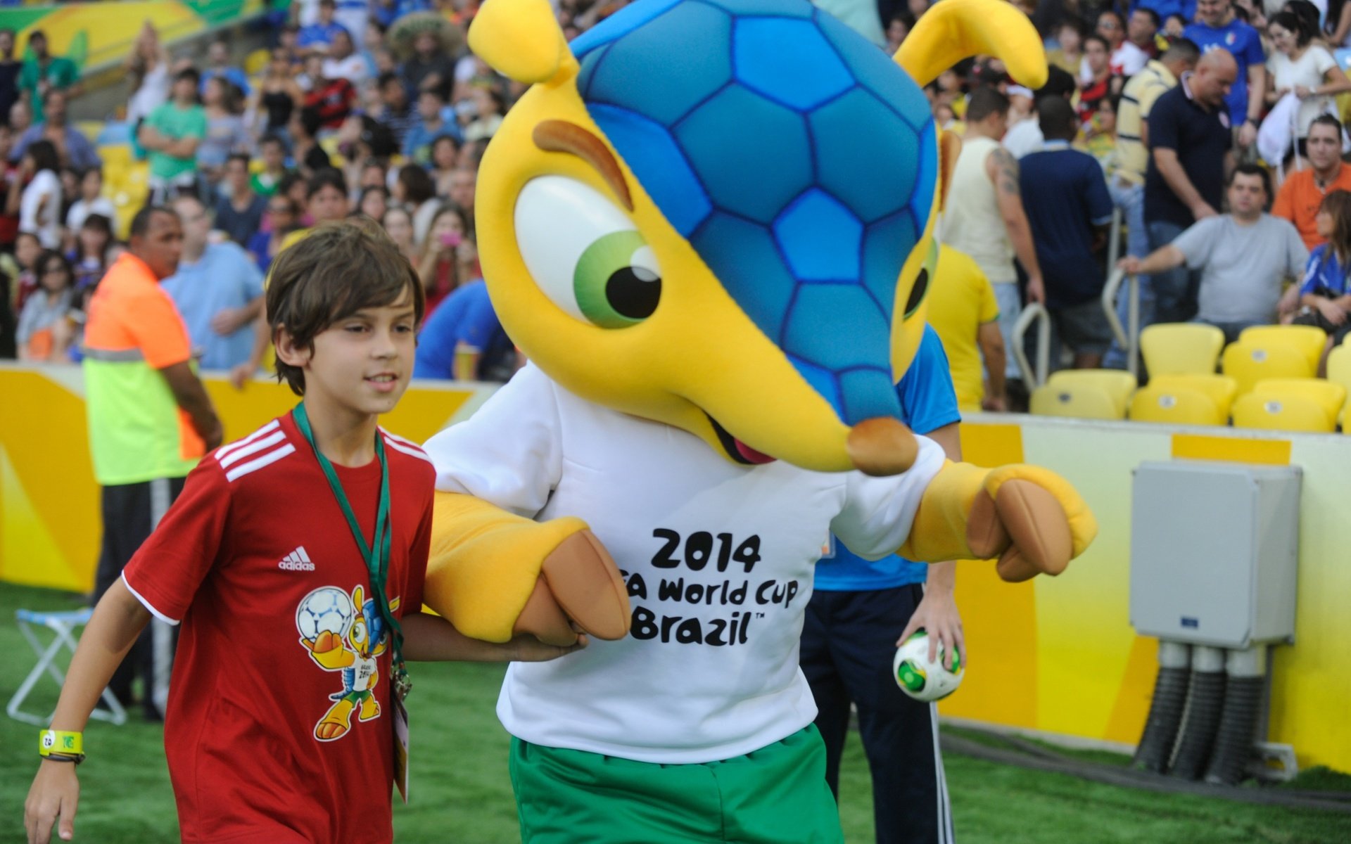 Обои талисман чемпионата мира по футболу в бразили, the mascot of the world cup in brazil разрешение 2560x1600 Загрузить