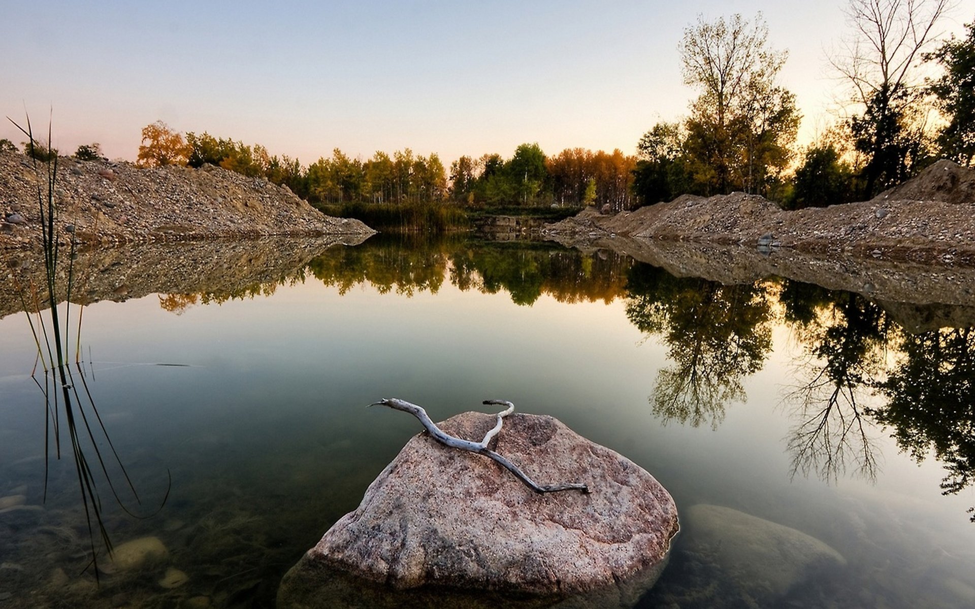 Обои небо, озеро, камень в озере, the sky, lake, the stone in the lake разрешение 2560x1440 Загрузить