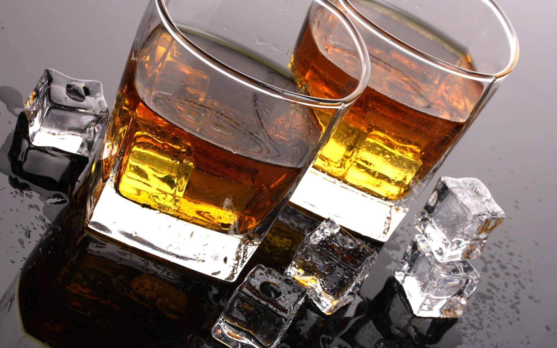 Обои напиток, капли, лёд, стол, кубики, бокалы, виски, drink, drops, ice, table, cubes, glasses, whiskey разрешение 2560x1600 Загрузить