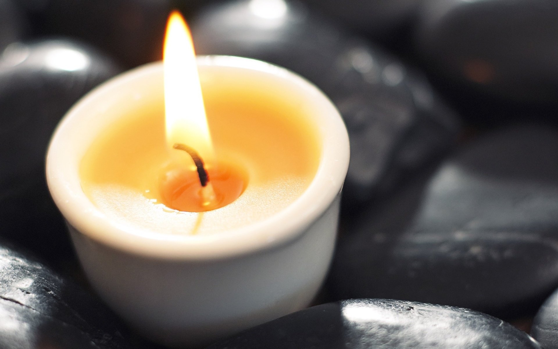 Обои широкоформатное фото свечи в стиле макро, wide angle photo of a candle in the macro style разрешение 2560x1600 Загрузить