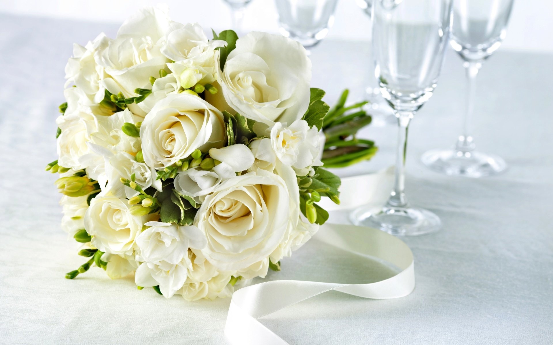 Обои цветы, розы, стол, букет, белые, лента, бокалы, flowers, roses, table, bouquet, white, tape, glasses разрешение 2560x1600 Загрузить
