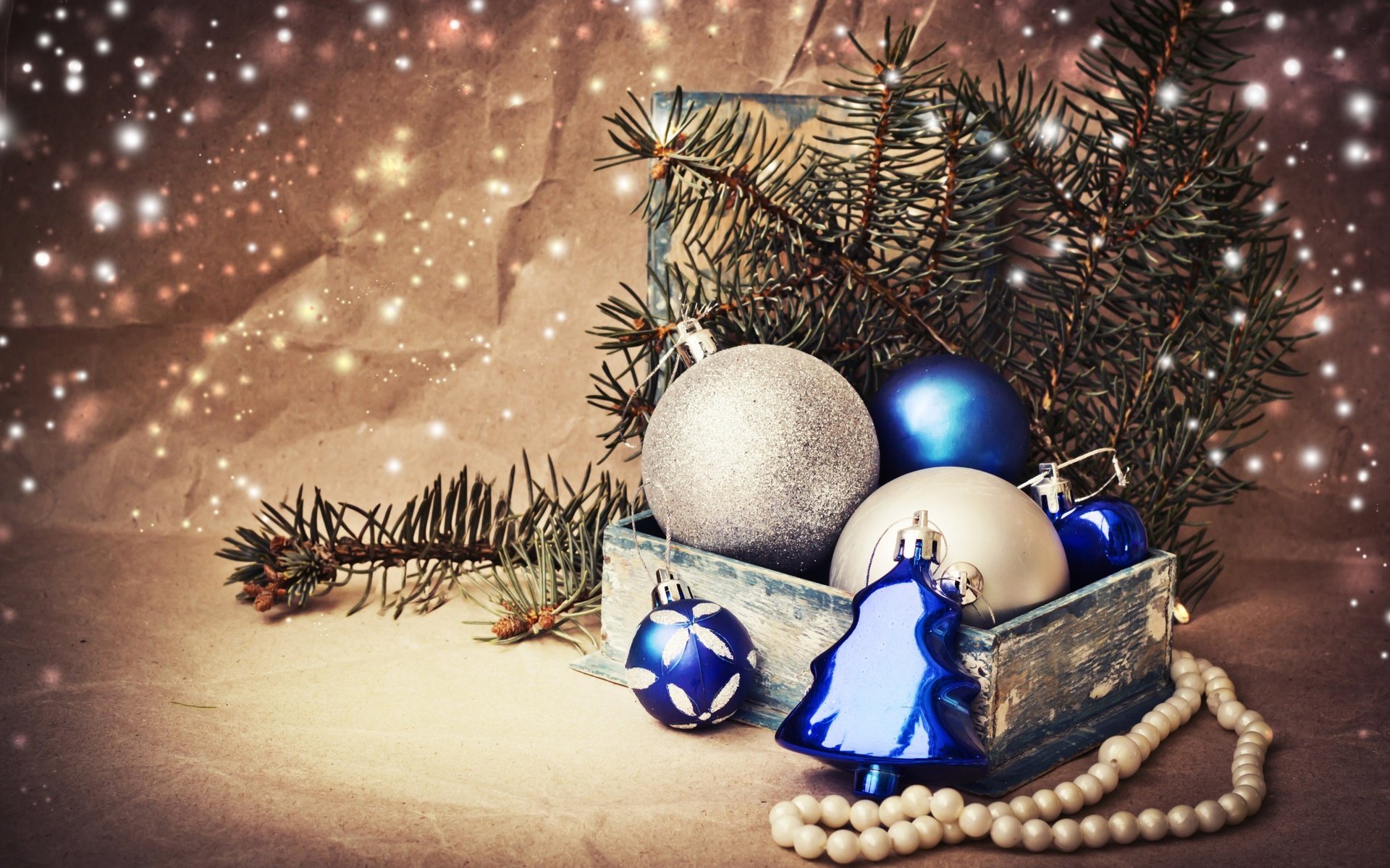 Обои серебристые, новый год, праздники, елочная, елка, бусы, зима, синие, рождество, ветки, коробка, шарики, елочные, ель, декорации, игрушки, встреча нового года, еловая ветка, белые, silver, new year, holidays, tree, beads, blue, winter, christmas, branches, box, balls, spruce, the scenery, toys, spruce branch, white разрешение 2880x1800 Загрузить