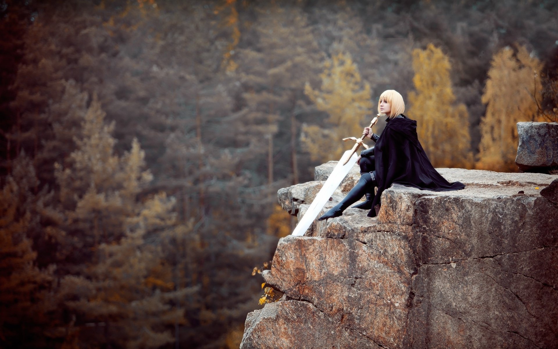 Обои деревья, лес, девушка, скала, блондинка, меч, косплей, trees, forest, girl, rock, blonde, sword, cosplay разрешение 2000x1270 Загрузить