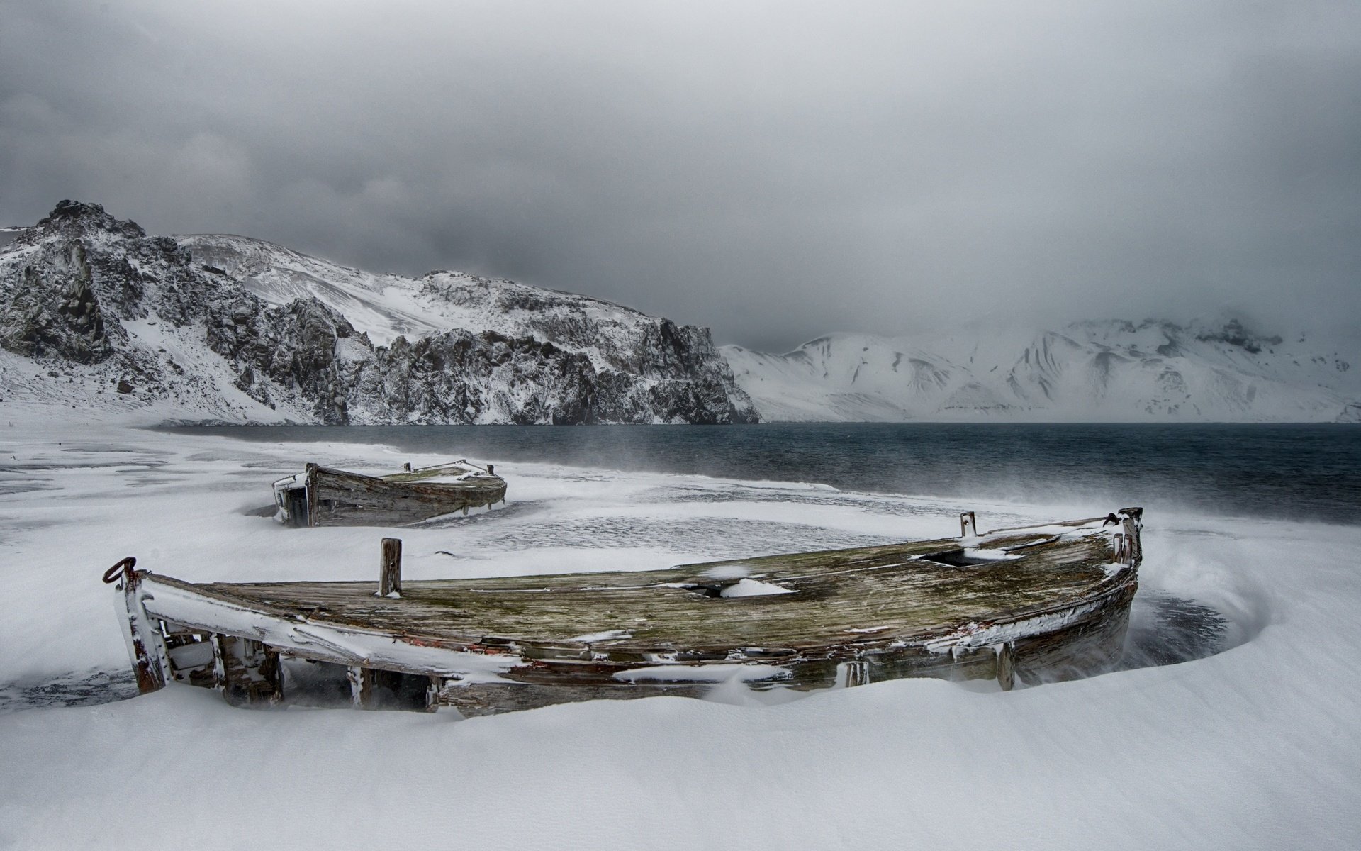 Обои снег, остров обмана, мороз, deception island, севернее антарктического полуострова, лодки, лёд, холод, заброшенность, атлантический океан, архипелаг южных шотландских островов, snow, island of deception, frost, to the north of the antarctic peninsula, boats, ice, cold, abandonment, the atlantic ocean, the archipelago south of the scottish islands разрешение 2048x1367 Загрузить