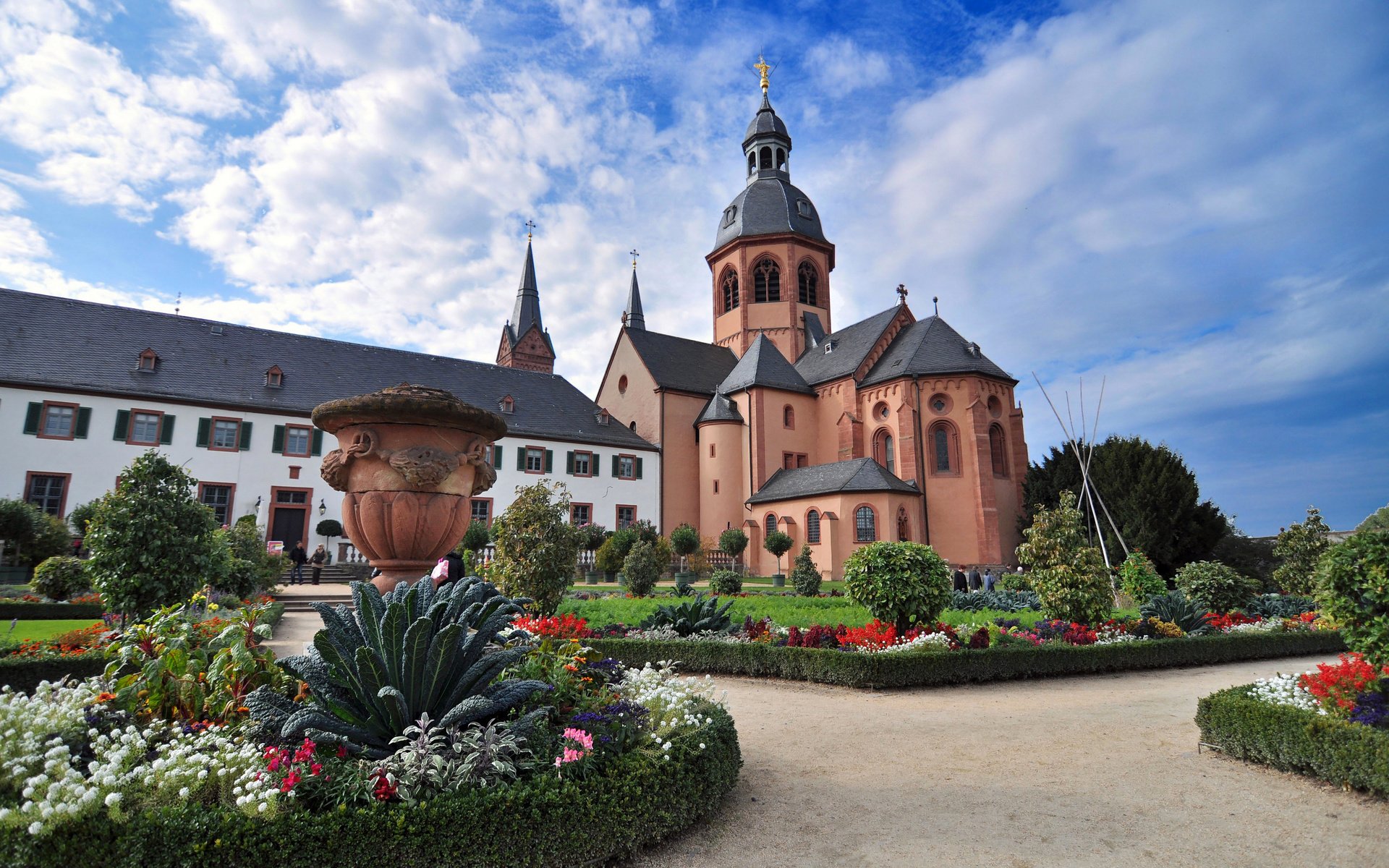 Обои цветы, собор, германия, клумба, клумбы, зелигенштадт, flowers, cathedral, germany, flowerbed, beds, seligenstadt разрешение 3264x2168 Загрузить