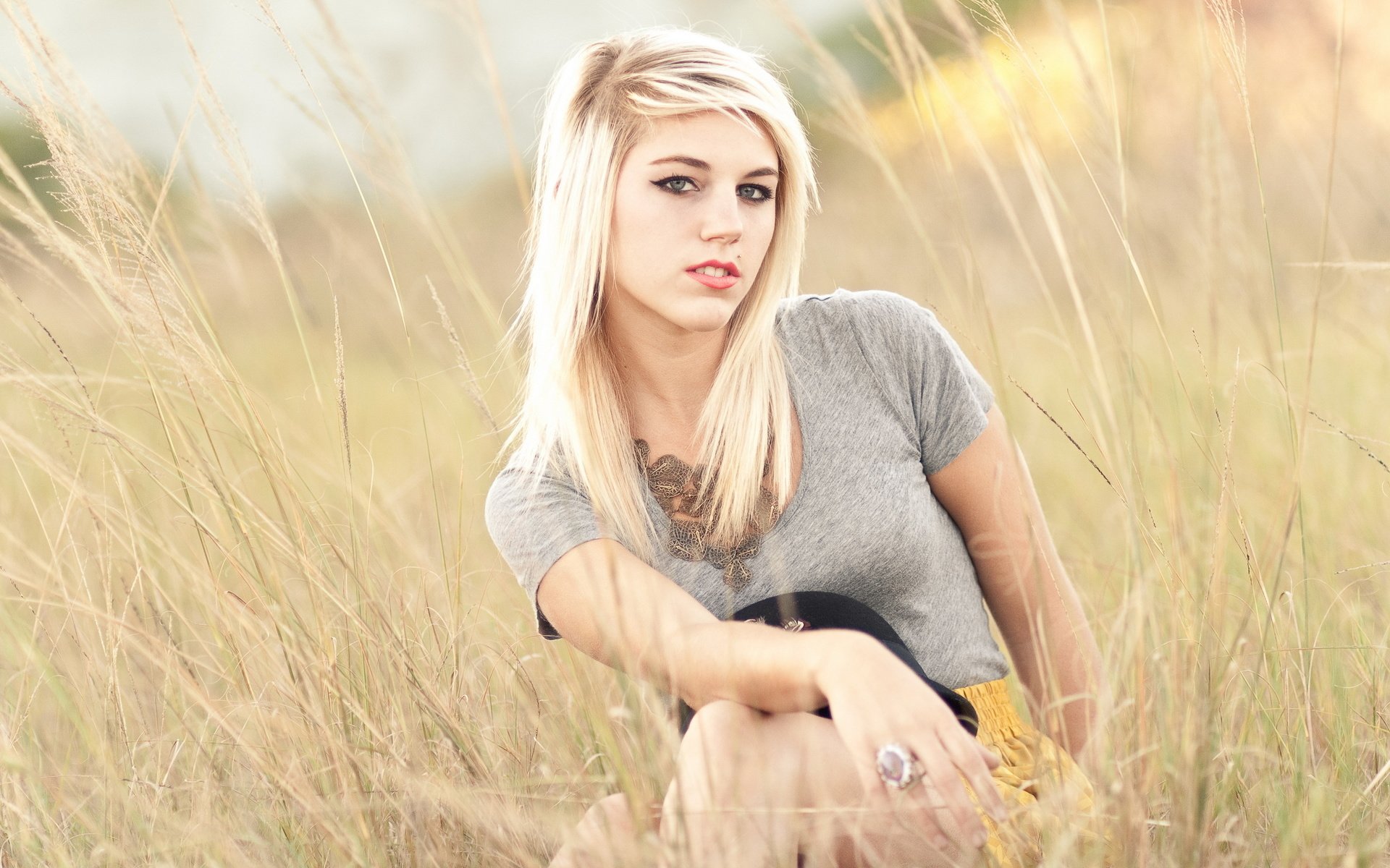 Обои природа, поле, взгляд, пирсинг, девушка блондинка, nature, field, look, piercing, blonde girl разрешение 2560x1600 Загрузить