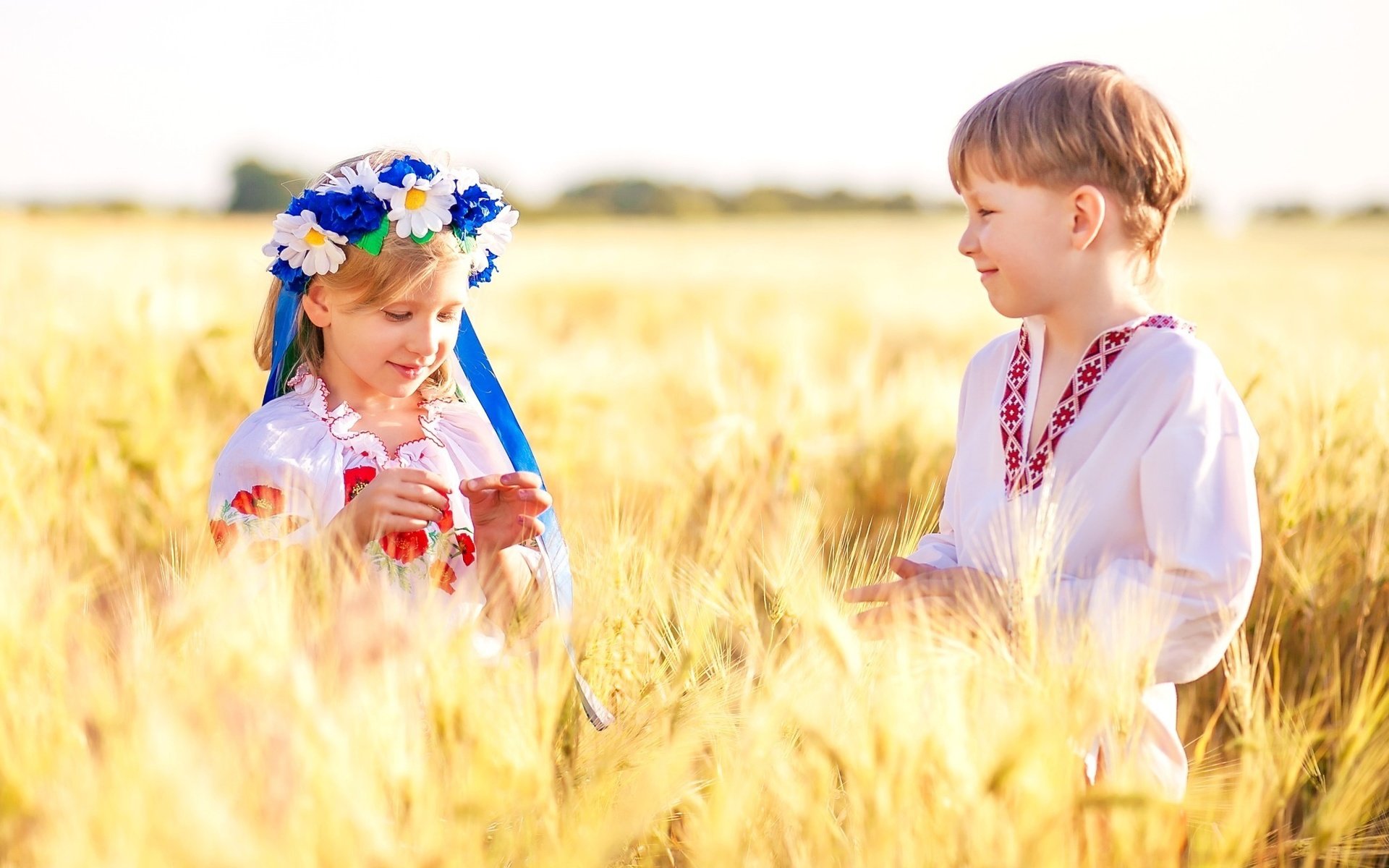 Обои поле, девочка, пшеница, мальчик, field, girl, wheat, boy разрешение 2100x1380 Загрузить