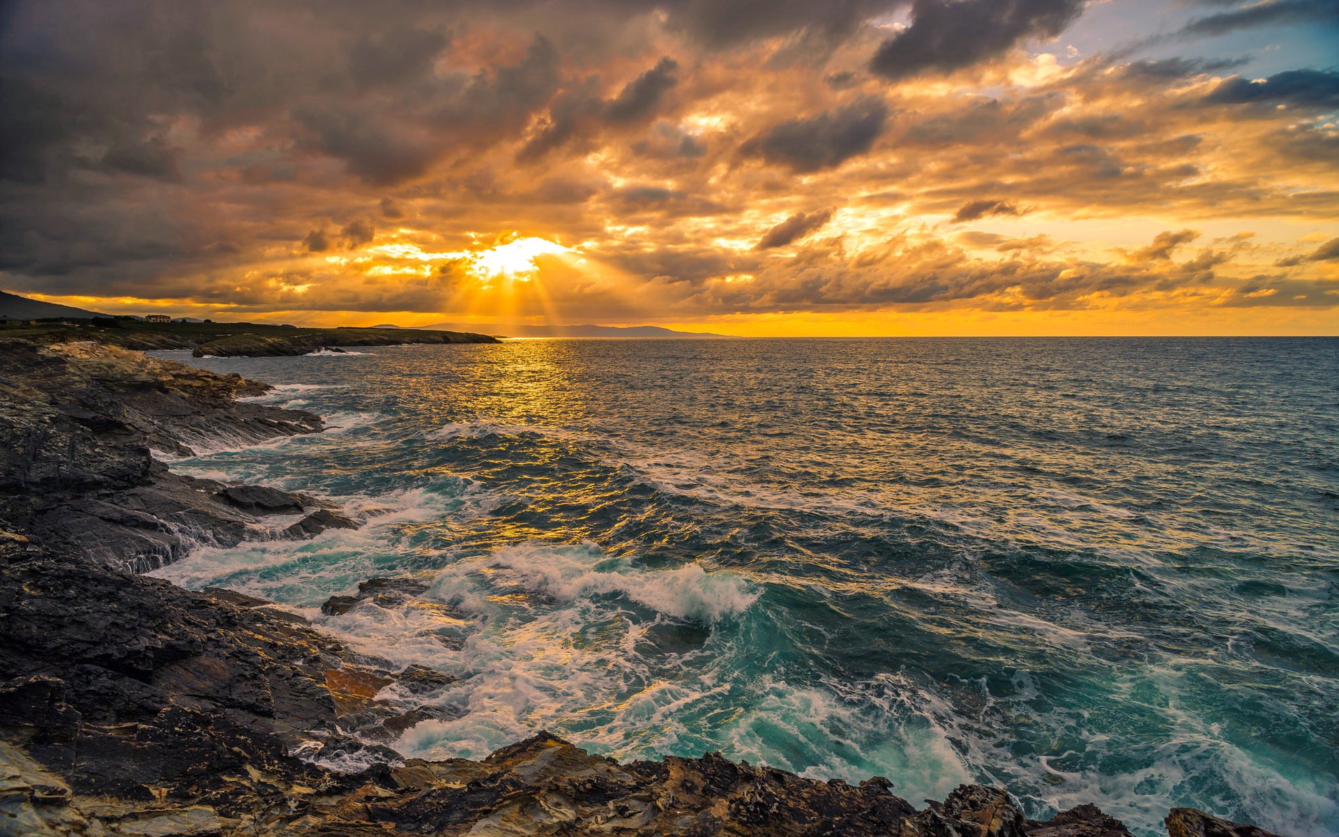 Обои небо, свет, облака, скалы, волны, лучи, море, испания, the sky, light, clouds, rocks, wave, rays, sea, spain разрешение 2048x1367 Загрузить