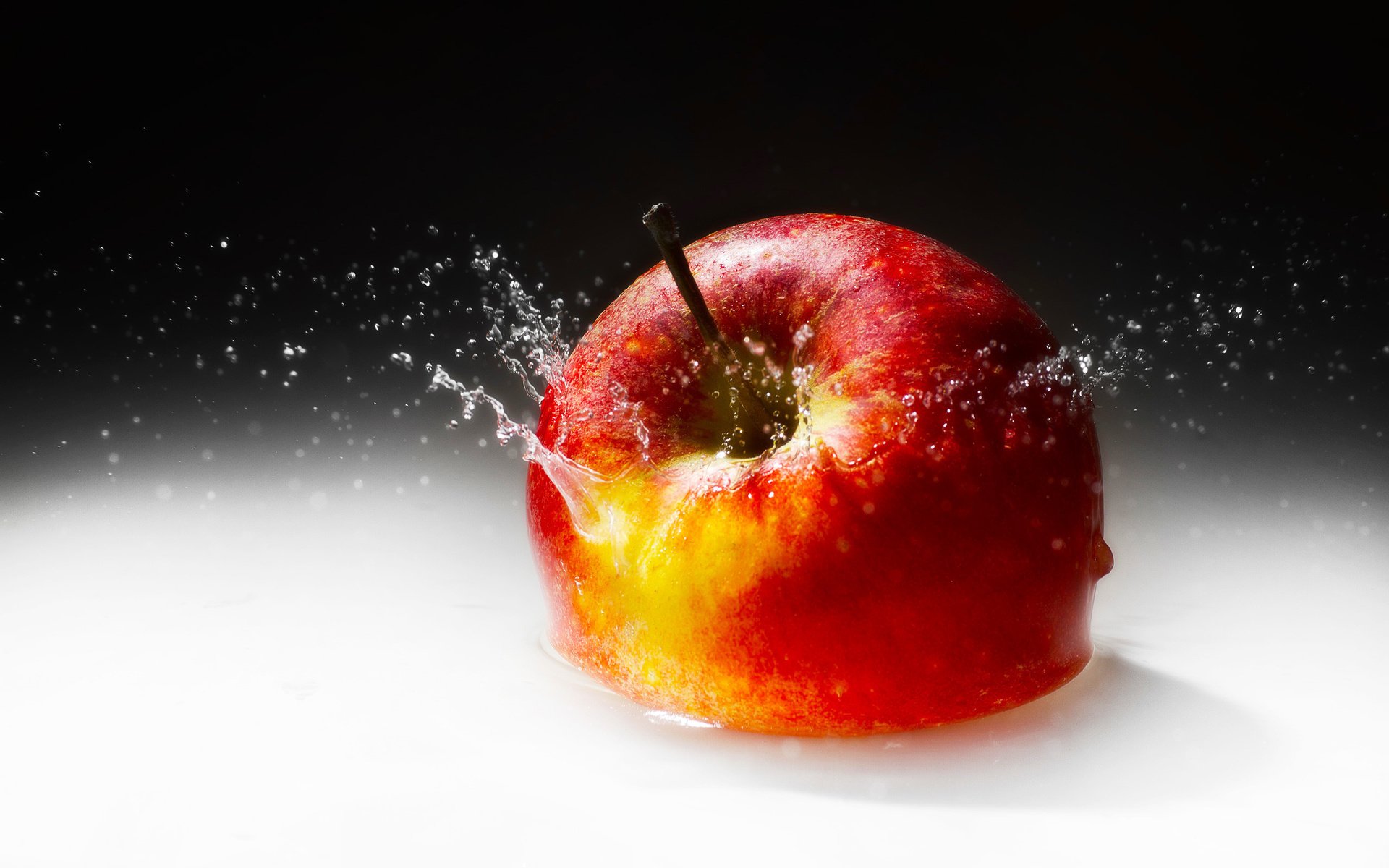 Обои брызги, яблоко, красное, сочное, squirt, apple, red, juicy разрешение 2560x1600 Загрузить