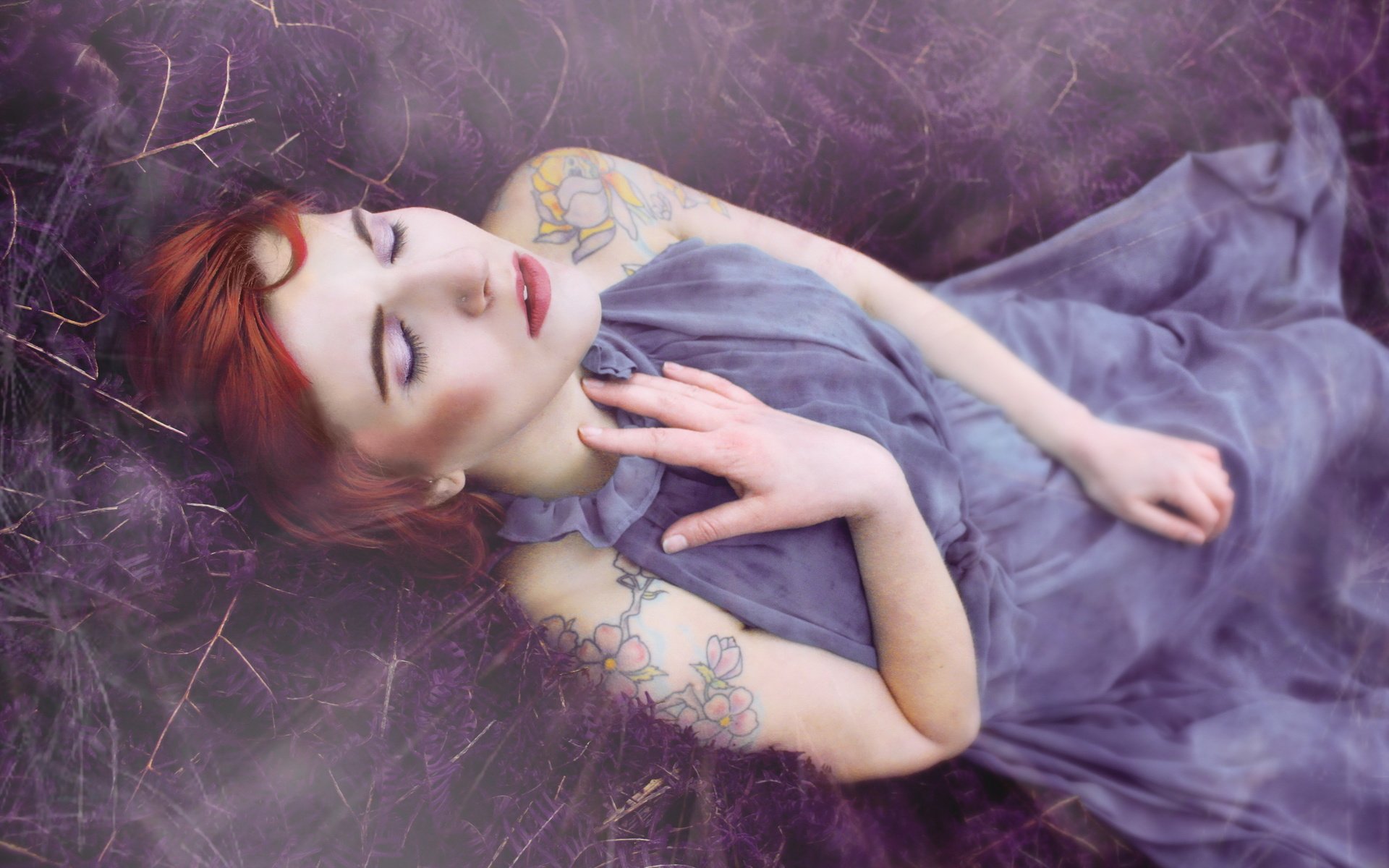 Обои девушка, платье, спит, тату, волосы, макияж, girl, dress, sleeping, tattoo, hair, makeup разрешение 2560x1600 Загрузить