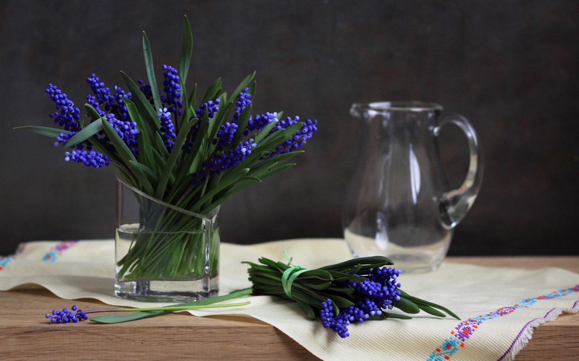 Обои цветы, букет, синие, натюрморт, мускари, flowers, bouquet, blue, still life, muscari разрешение 1920x1281 Загрузить