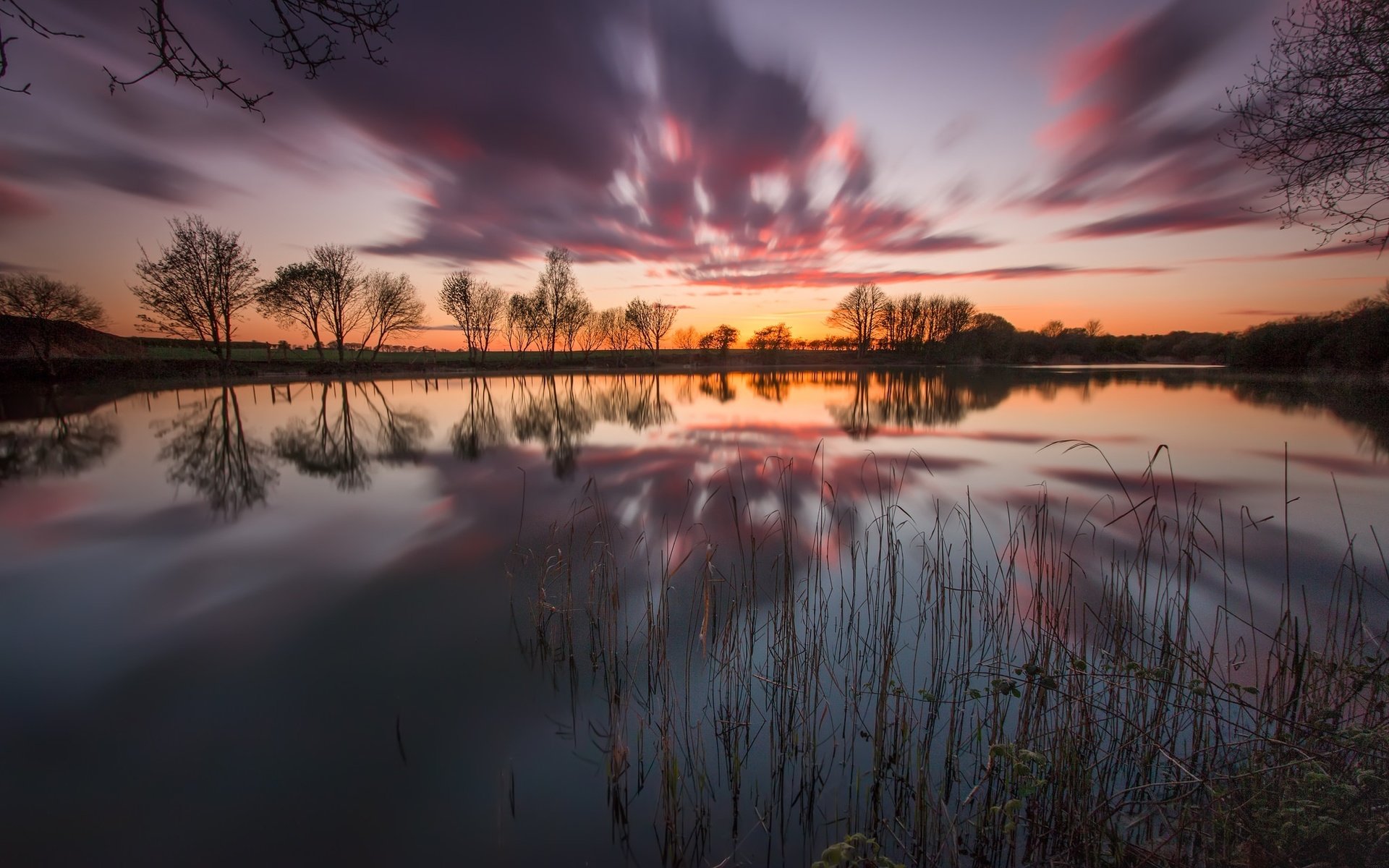 Обои небо, облака, деревья, вечер, озеро, закат, the sky, clouds, trees, the evening, lake, sunset разрешение 2048x1311 Загрузить