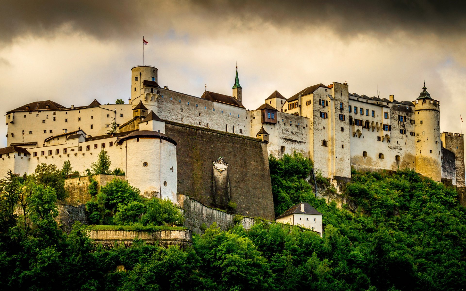 Обои зелень, тучи, австрия, хоэнзальцбург, festung hohensalzburg, greens, clouds, austria, hohensalzburg разрешение 3520x2000 Загрузить