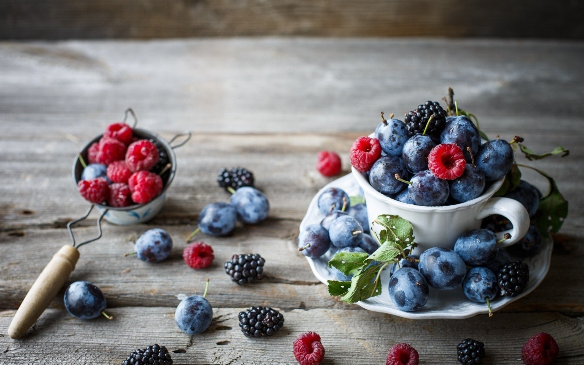 Обои малина, фрукты, ягоды, ежевика, сливы, деревянная поверхность, raspberry, fruit, berries, blackberry, plum, wooden surface разрешение 1920x1393 Загрузить