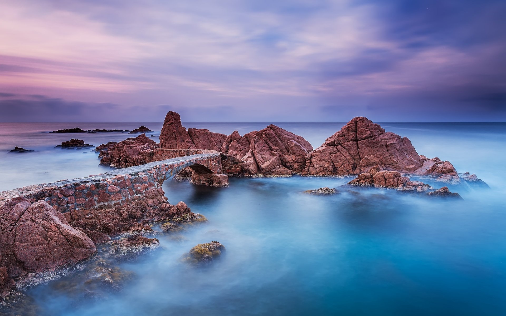 Обои небо, облака, скалы, камни, море, мост, the sky, clouds, rocks, stones, sea, bridge разрешение 2048x1365 Загрузить