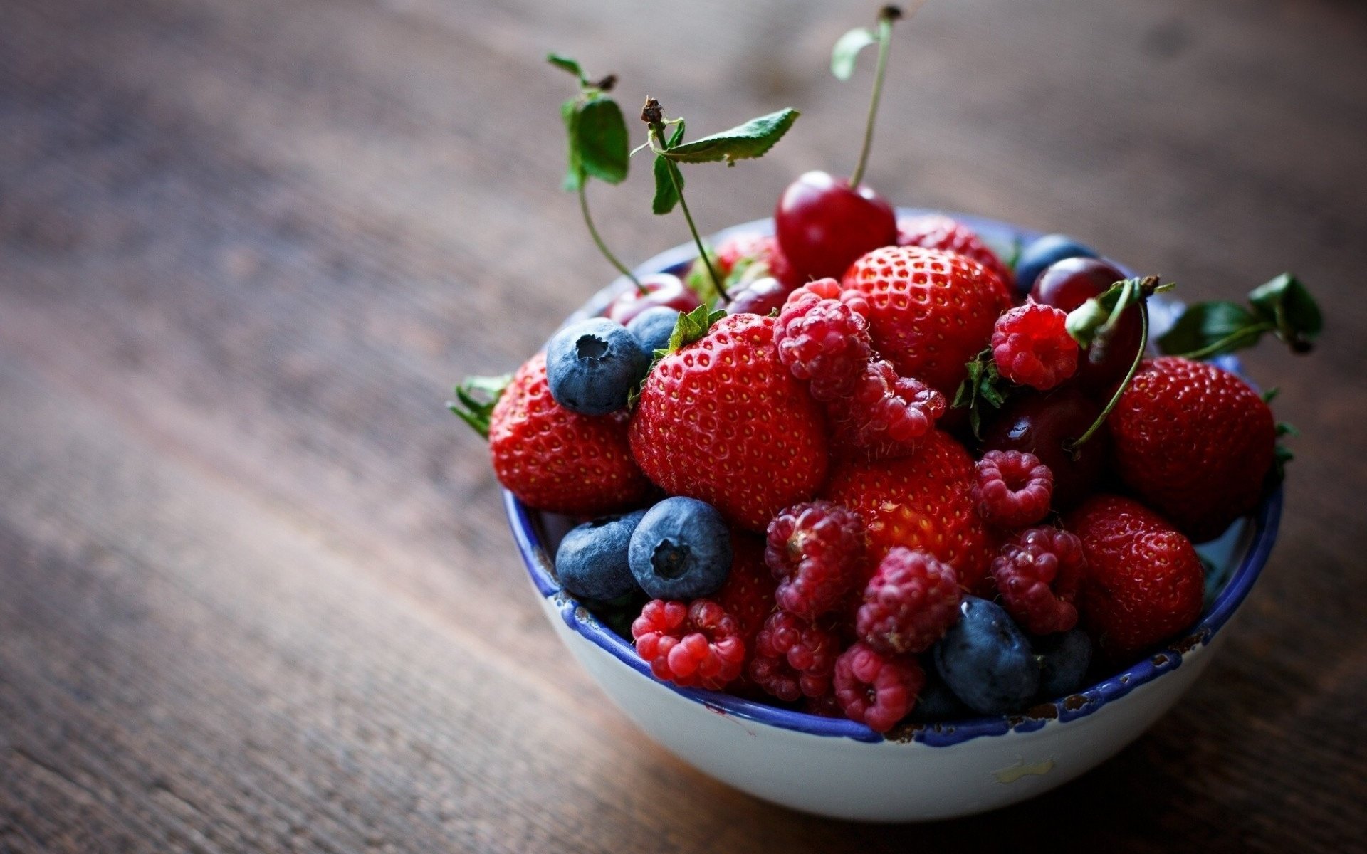 Обои малина, клубника, ягоды, вишня, черника, тарелка, raspberry, strawberry, berries, cherry, blueberries, plate разрешение 1920x1377 Загрузить