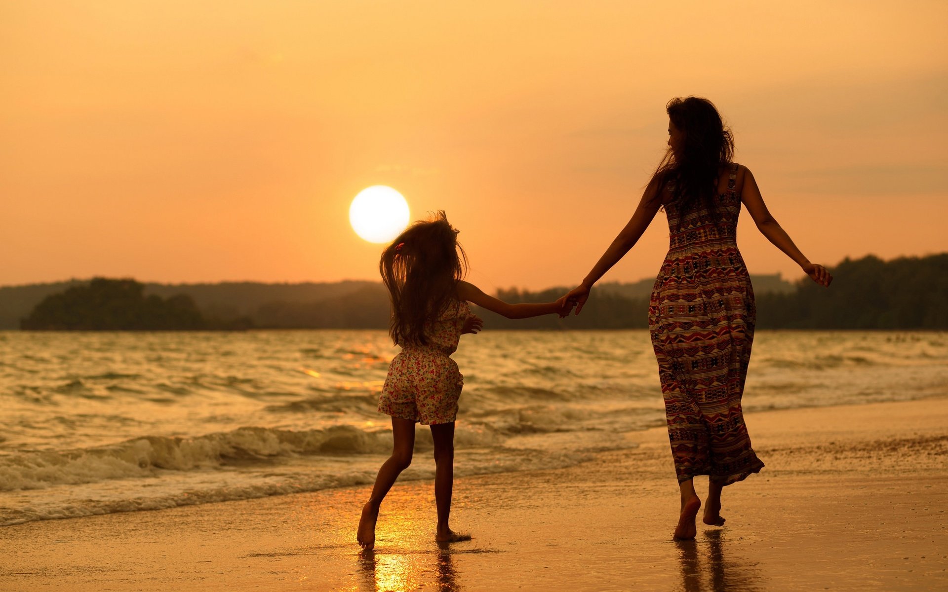 Обои пляж, девочка, мама, женщина, дочка, beach, girl, mom, woman, daughter разрешение 2048x1365 Загрузить