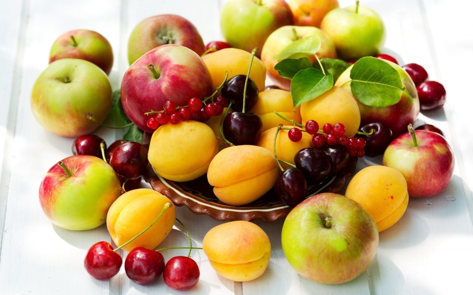 Обои фрукты, яблоки, черешня, ягоды, вишня, смородина, абрикосы, fruit, apples, cherry, berries, currants, apricots разрешение 1920x1440 Загрузить