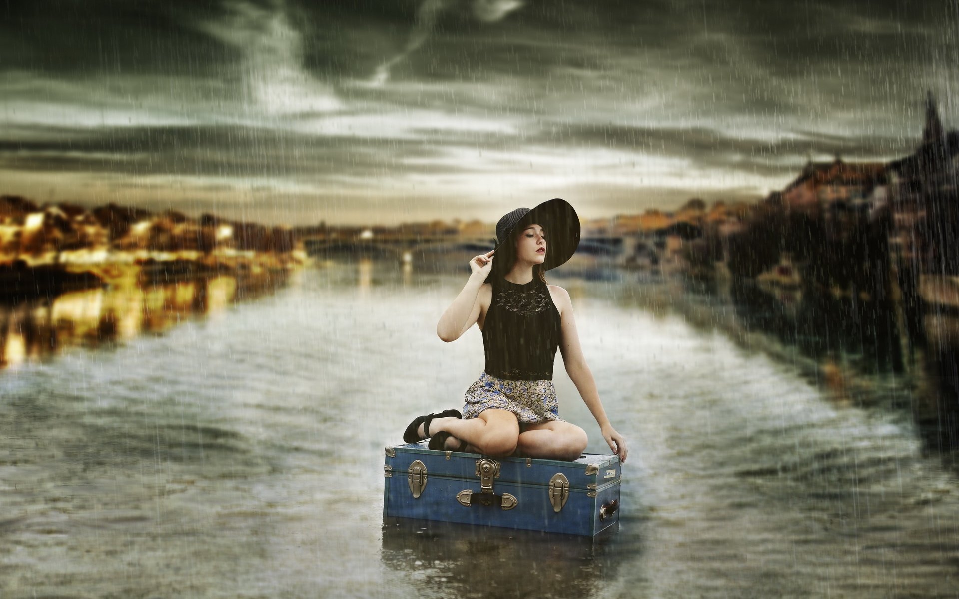 Обои девушка, брюнетка, дождь, шляпа, чемодан, girl, brunette, rain, hat, suitcase разрешение 2560x1600 Загрузить