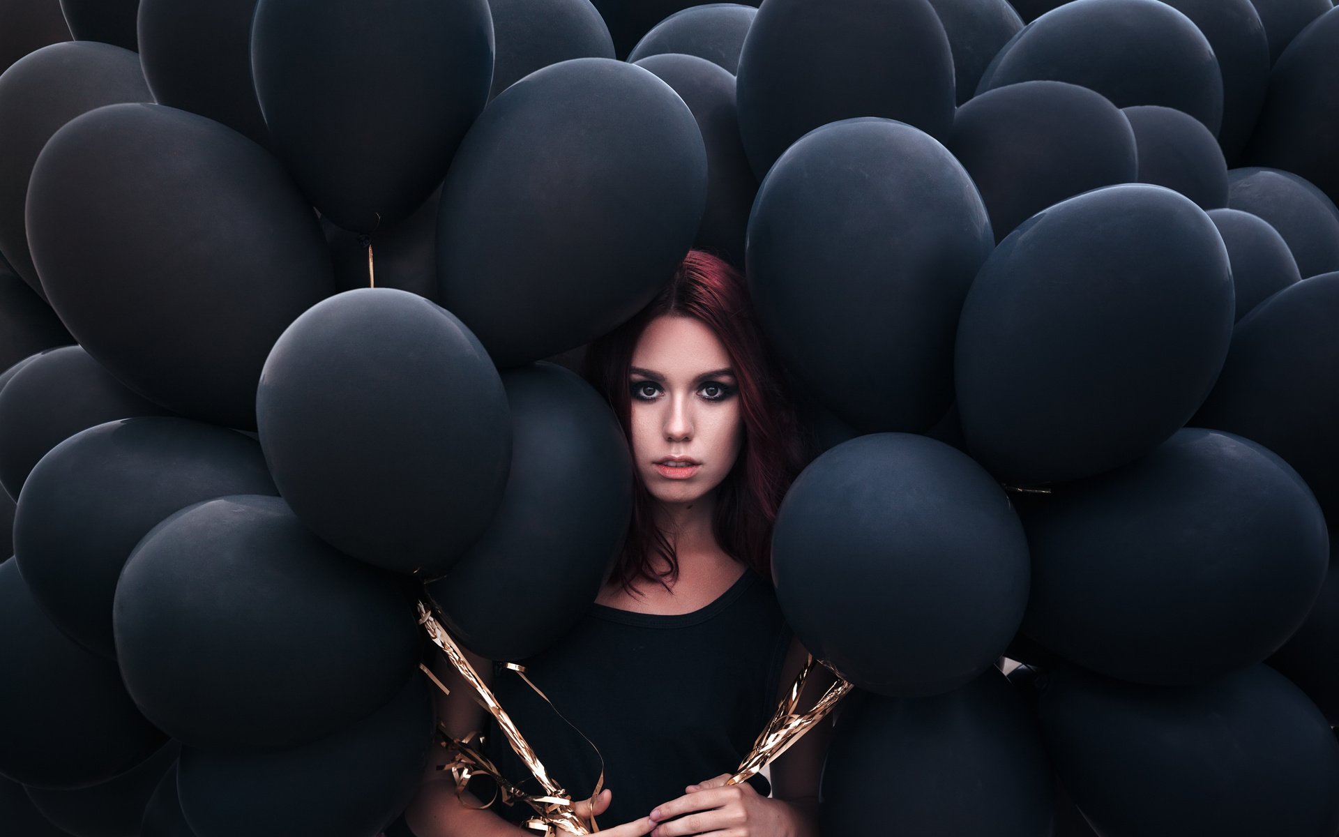 Обои девушка, взгляд, воздушные шарики, рыжеволосая, girl, look, balloons, redhead разрешение 5486x3657 Загрузить