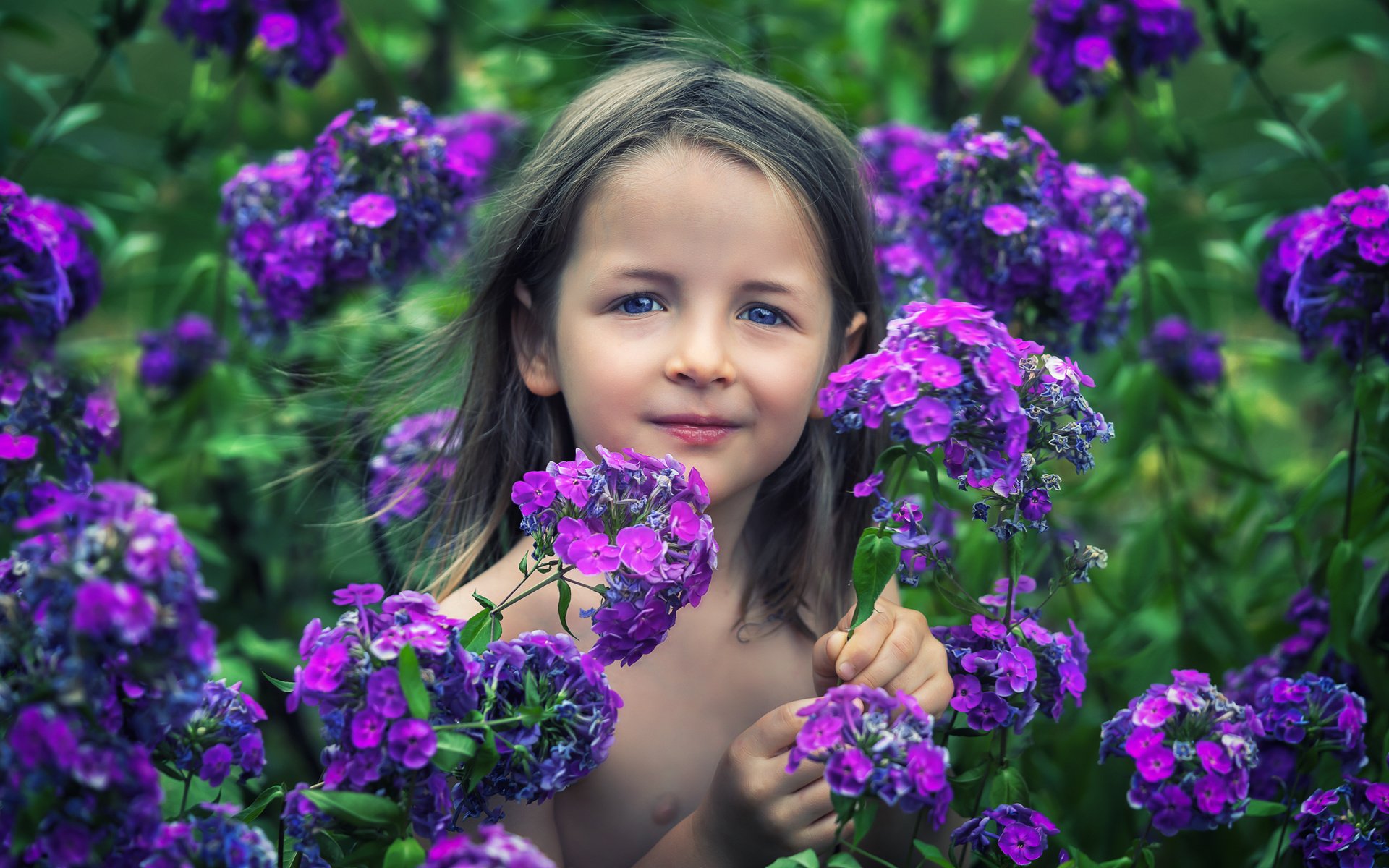 Обои цветы, портрет, взгляд, дети, девочка, flowers, portrait, look, children, girl разрешение 2000x1335 Загрузить