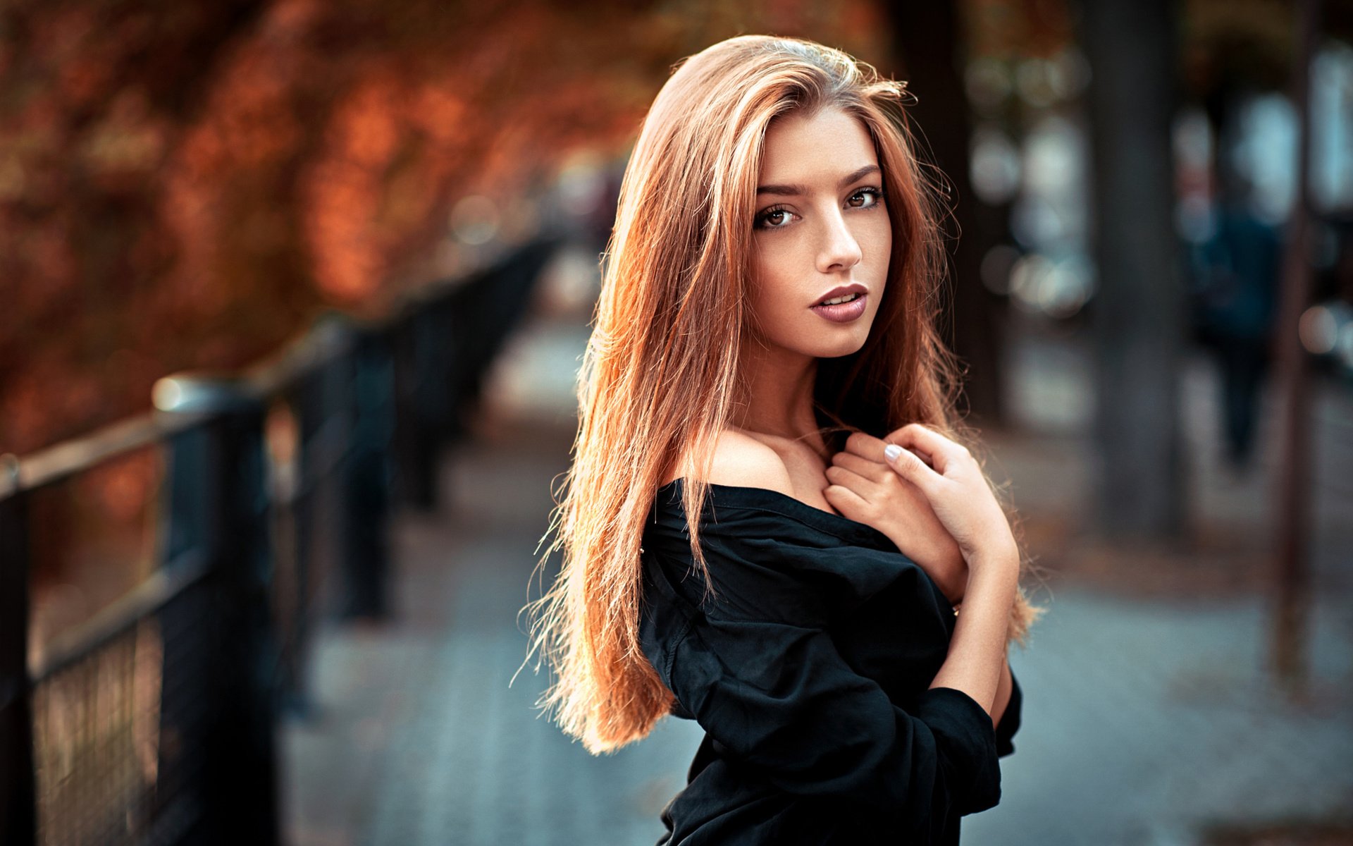 Обои девушка, взгляд, осень, плечи, шатенка, lods franck, girl, look, autumn, shoulders, brown hair разрешение 2048x1365 Загрузить