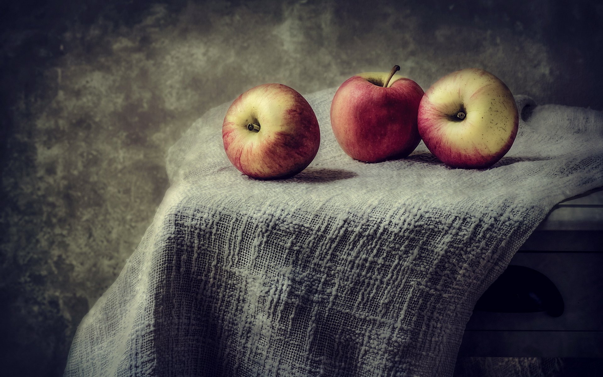 Обои еда, фрукты, яблоки, стол, темный фон, ткань, плоды, натюрморт, food, fruit, apples, table, the dark background, fabric, still life разрешение 2560x1600 Загрузить