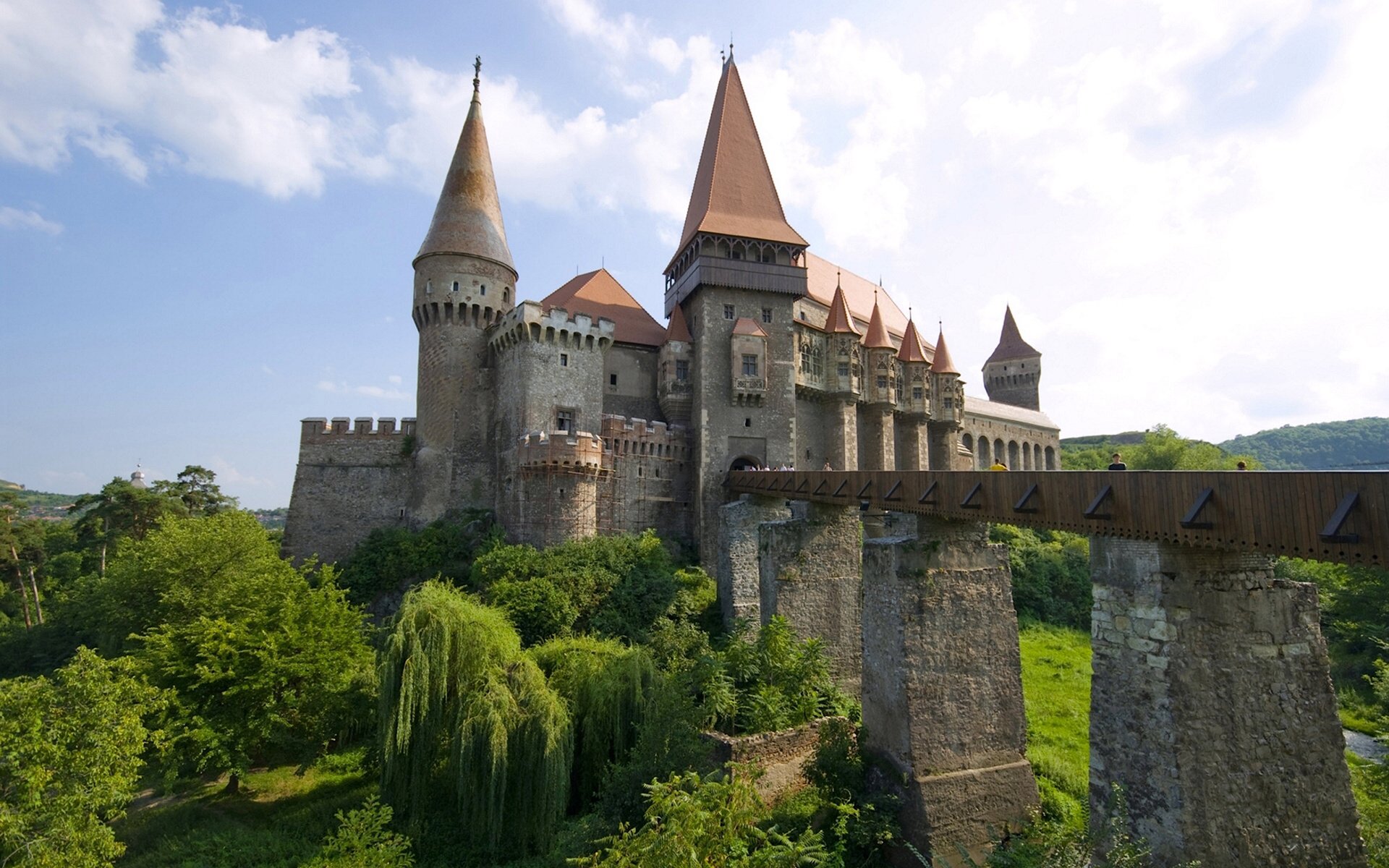 Обои небо, замок корвинов, облака, хуньяди, деревья, corvin castle, река, мост, замок, крепость, трансильвания, the sky, the corvin castle, clouds, hunyadi, trees, river, bridge, castle, fortress, transylvania разрешение 2560x1600 Загрузить