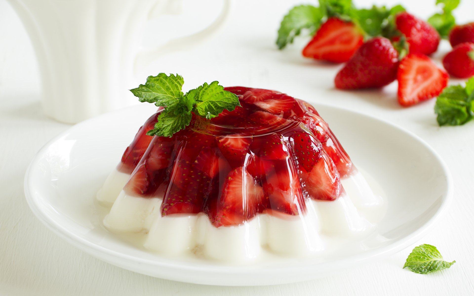Обои клубника, десерт, клубничное желе, листик мяты, strawberry, dessert, strawberry jelly, a mint leaf. разрешение 5184x3456 Загрузить