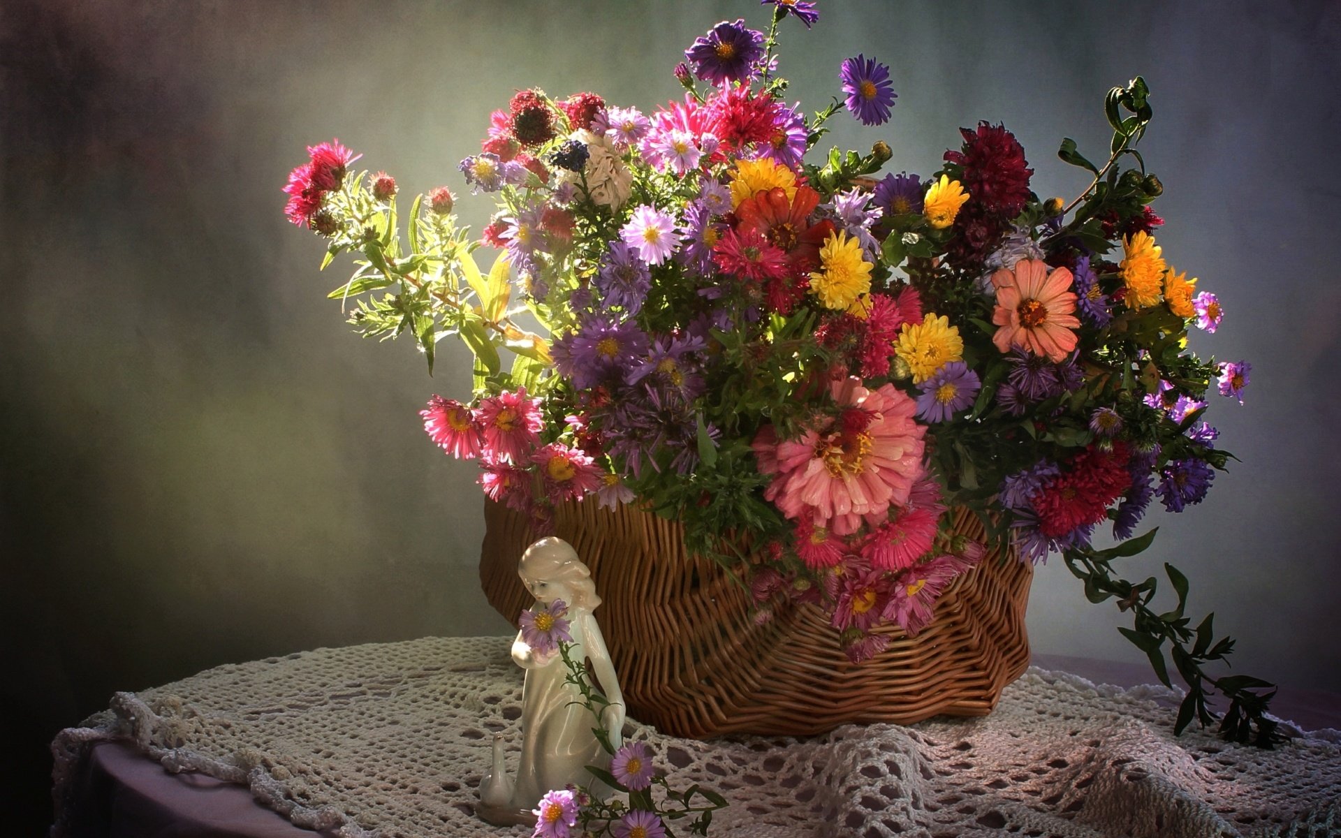 Обои статуэтка, девочка, букет, корзина, очень, астры, цинния, figurine, girl, bouquet, basket, very, asters, zinnia разрешение 1920x1289 Загрузить